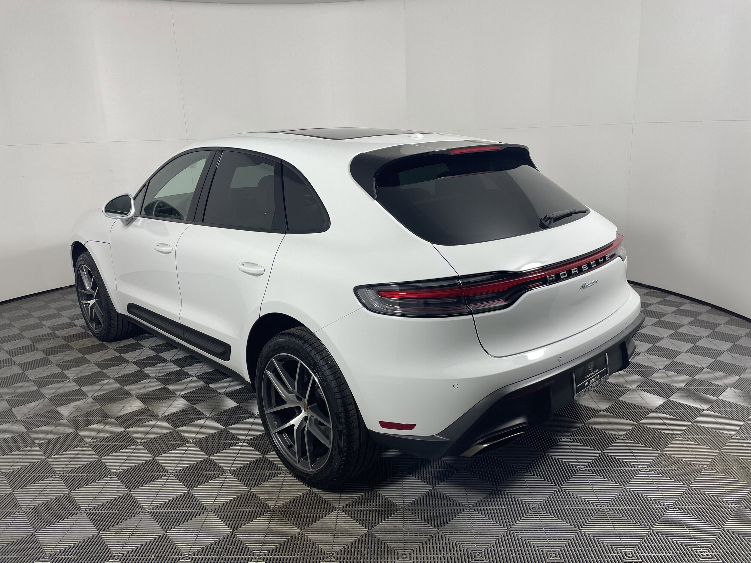 2025 Porsche Macan Base photo 3