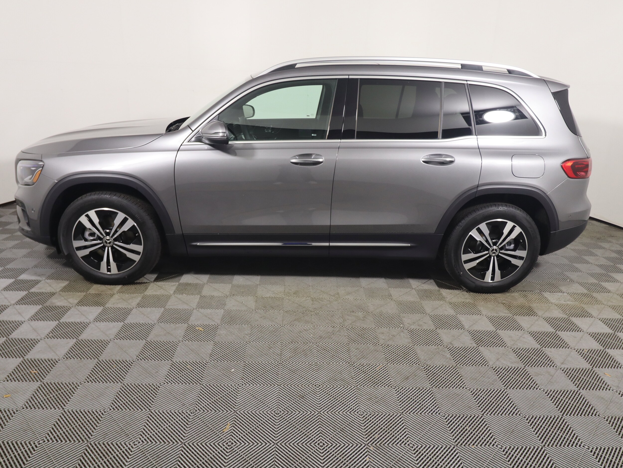 2026 Mercedes Benz GLB 250 photo 2