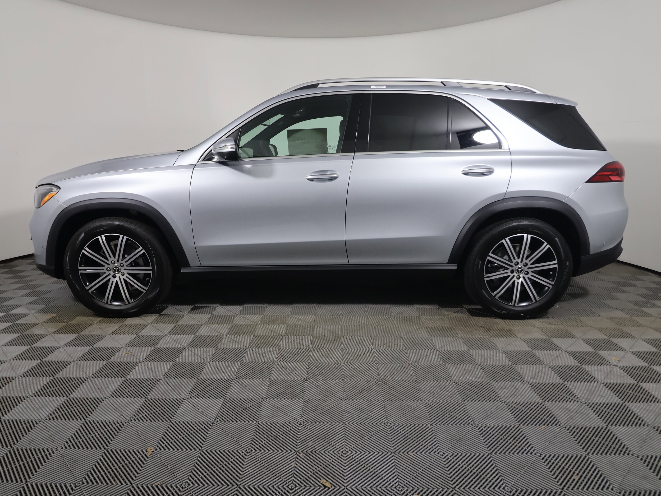 2025 Mercedes Benz GLE 350 4MATIC photo 2