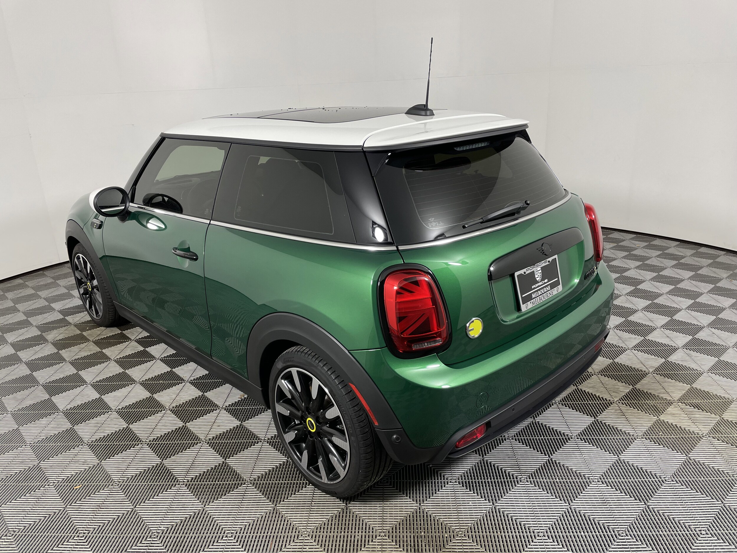 2024 Mini Cooper 2 Door Hardtop SE photo 4