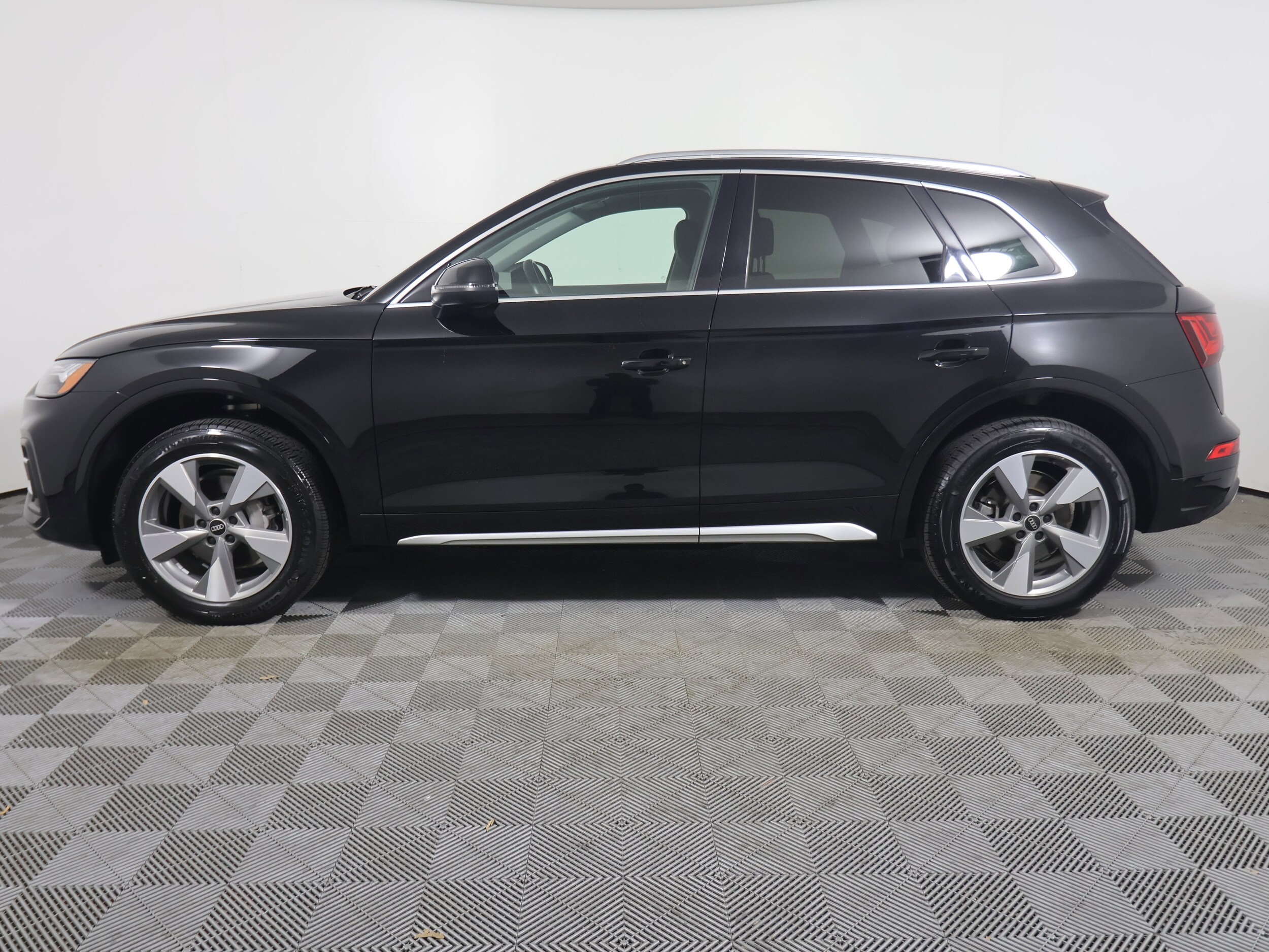 2023 Audi Q5 Premium 40 TFSI photo 2