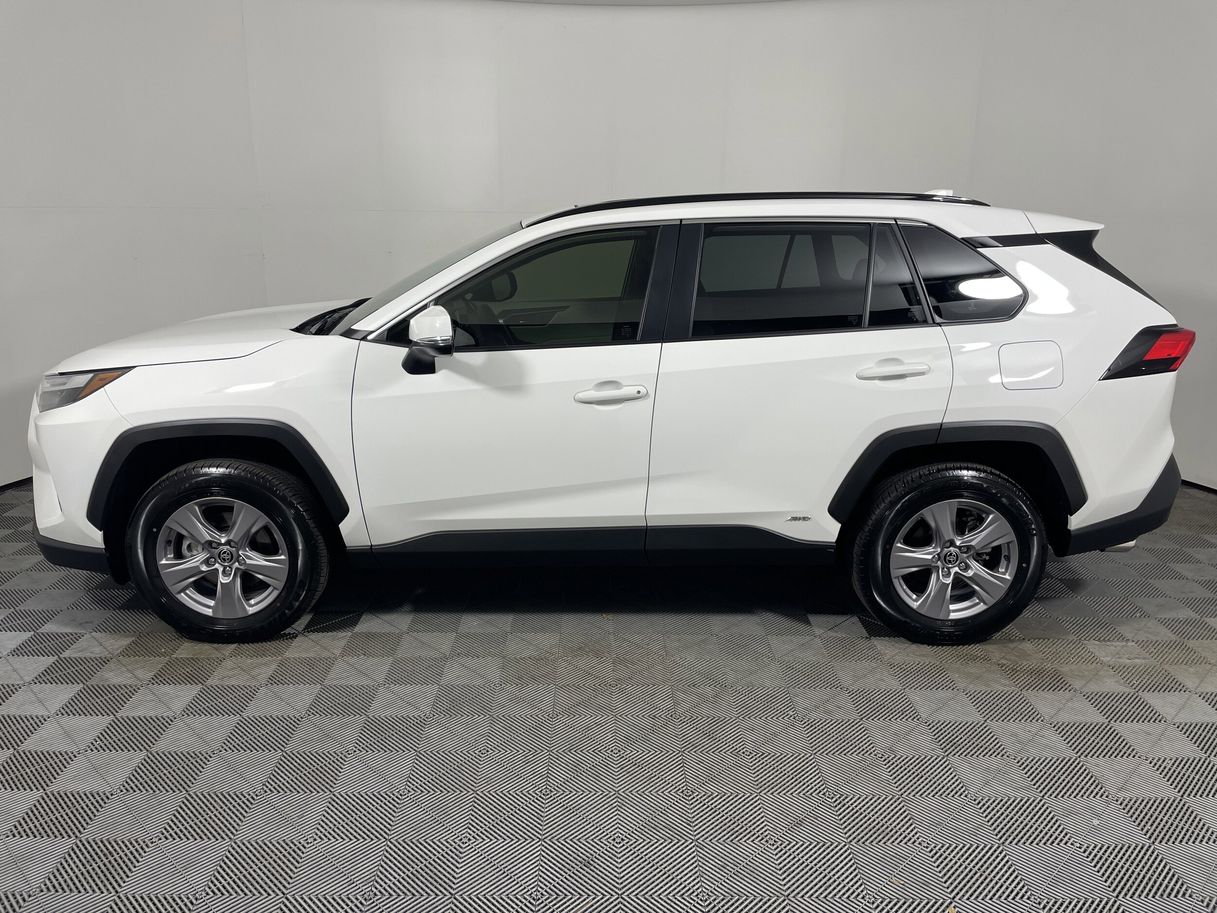 2025 Toyota RAV4 Hybrid XLE photo 2