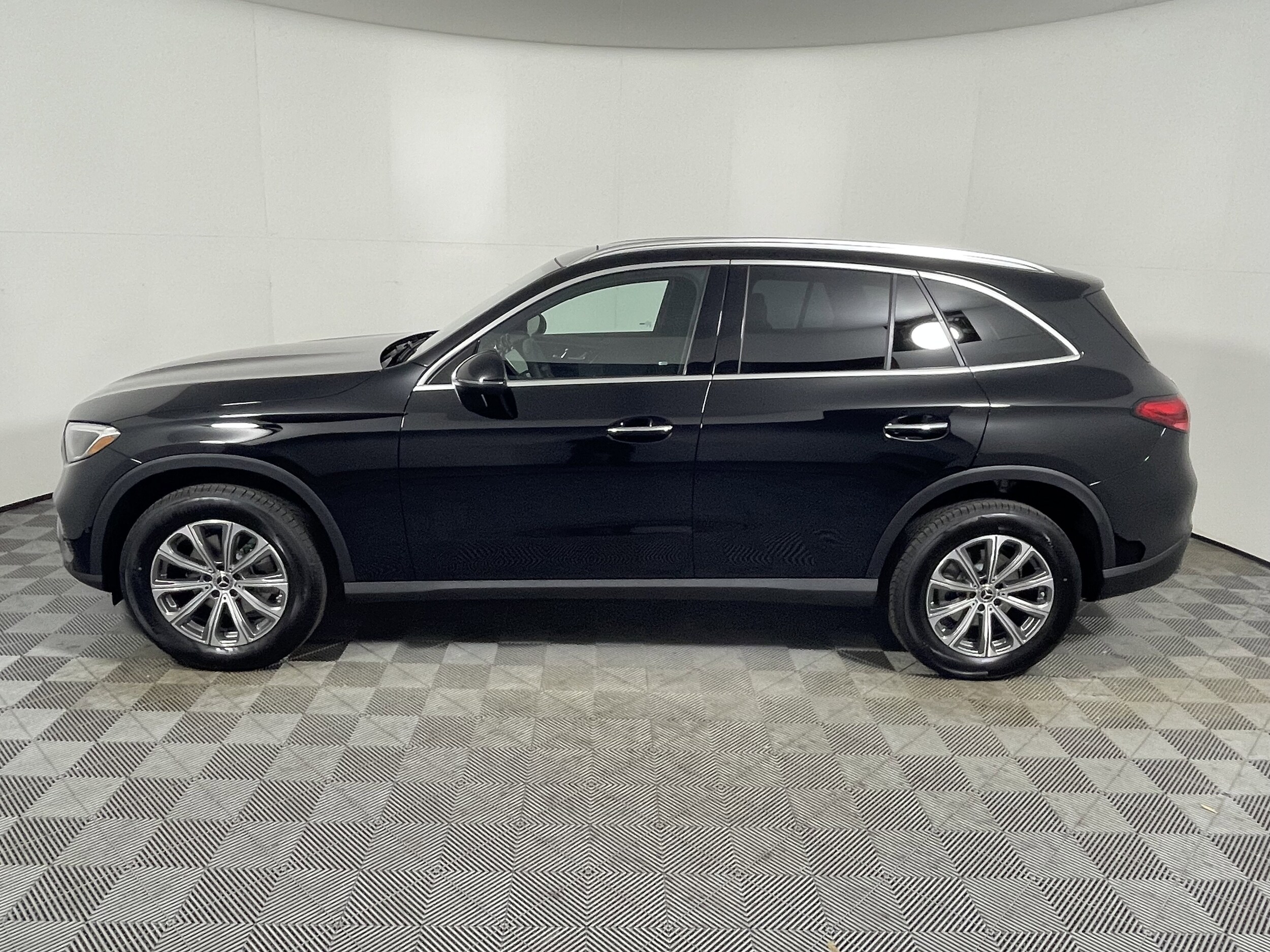 2026 Mercedes Benz GLC 300 photo 2