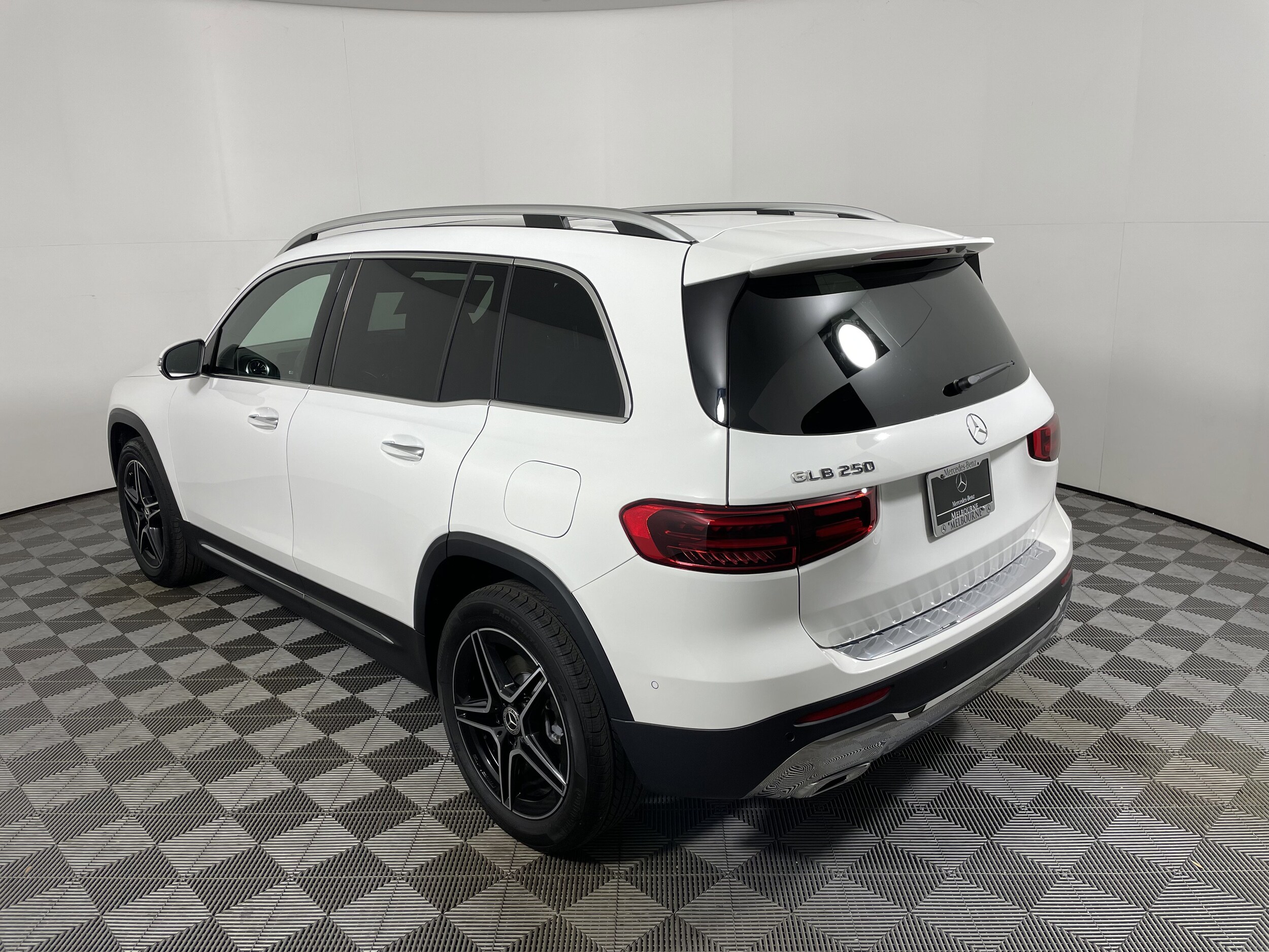 2026 Mercedes Benz GLB 250 photo 3