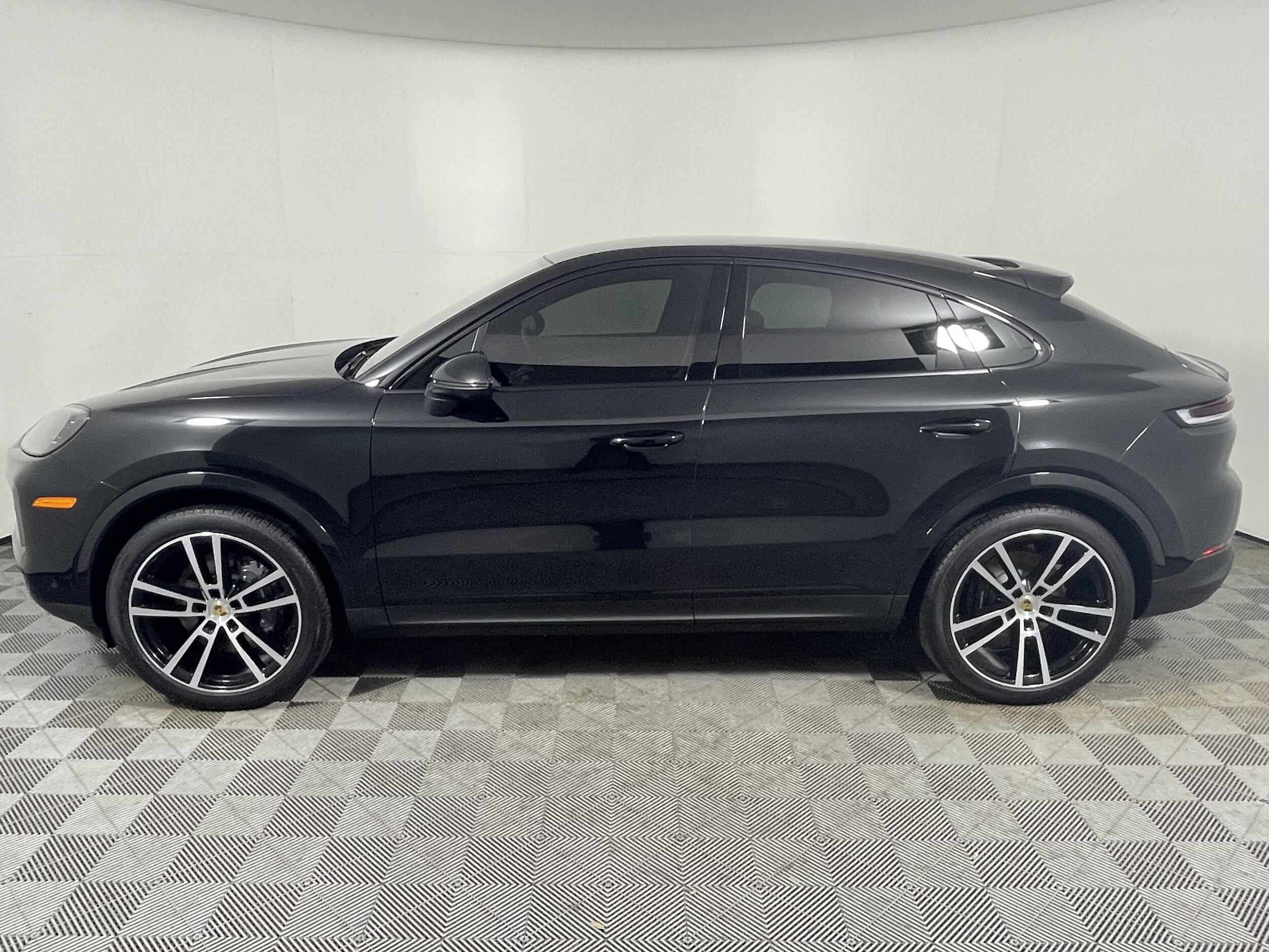 2024 Porsche Cayenne Coupe photo 2