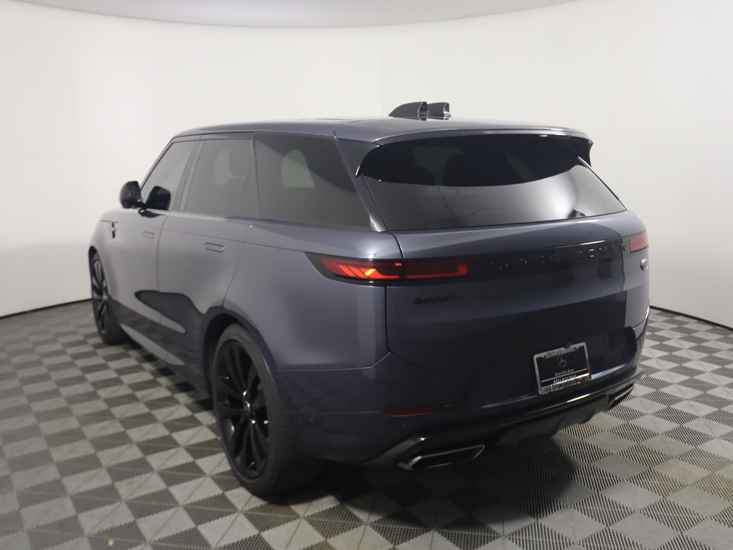 2023 Land Rover Range Rover Sport SE photo 3