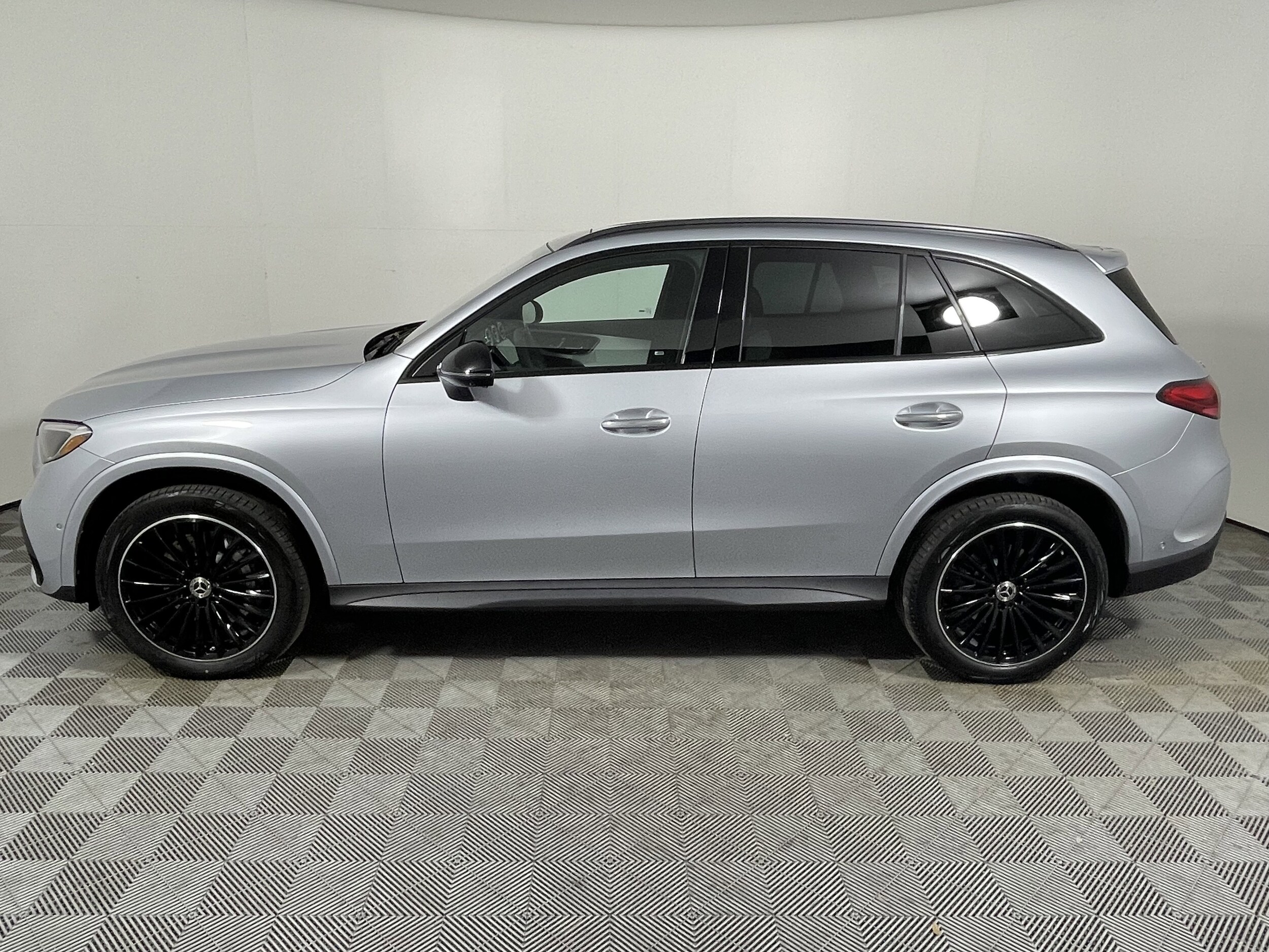 2026 Mercedes Benz GLC 300 photo 2