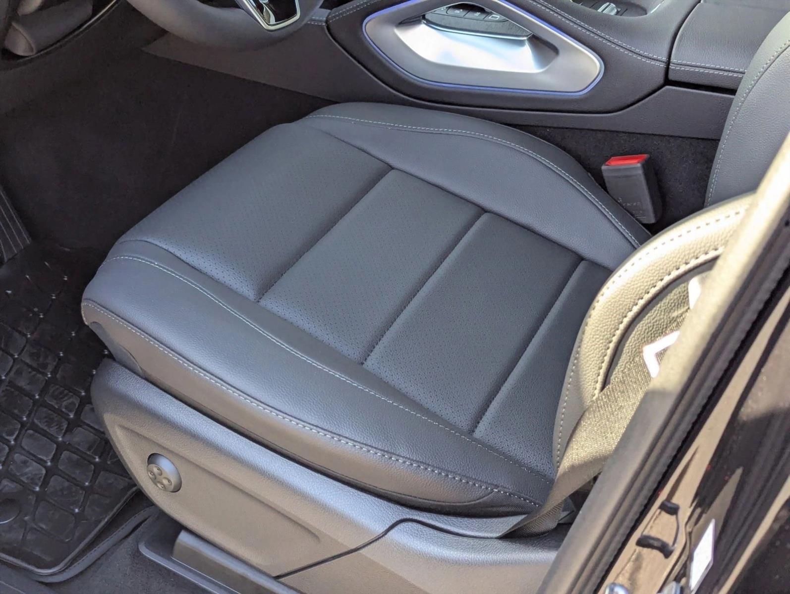 2025 Mercedes Benz GLS 450 4MATIC photo 4