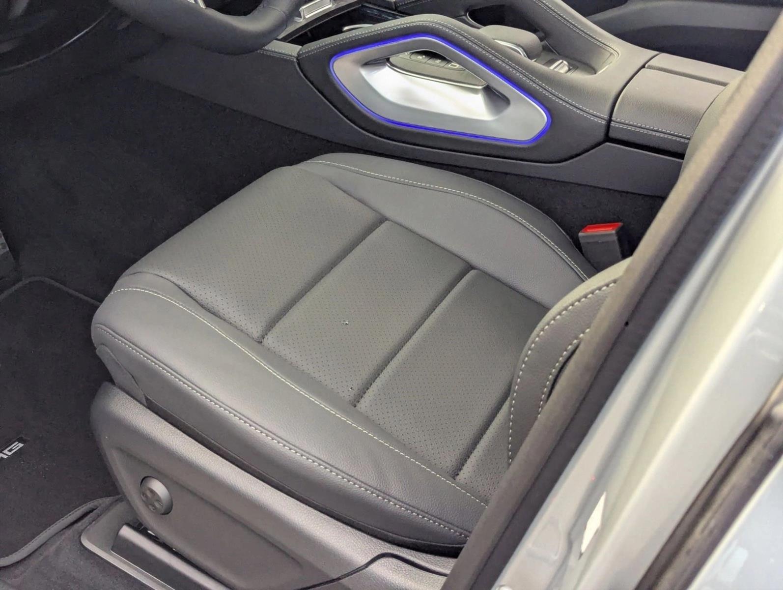 2026 Mercedes Benz GLS 450 4MATIC photo 4