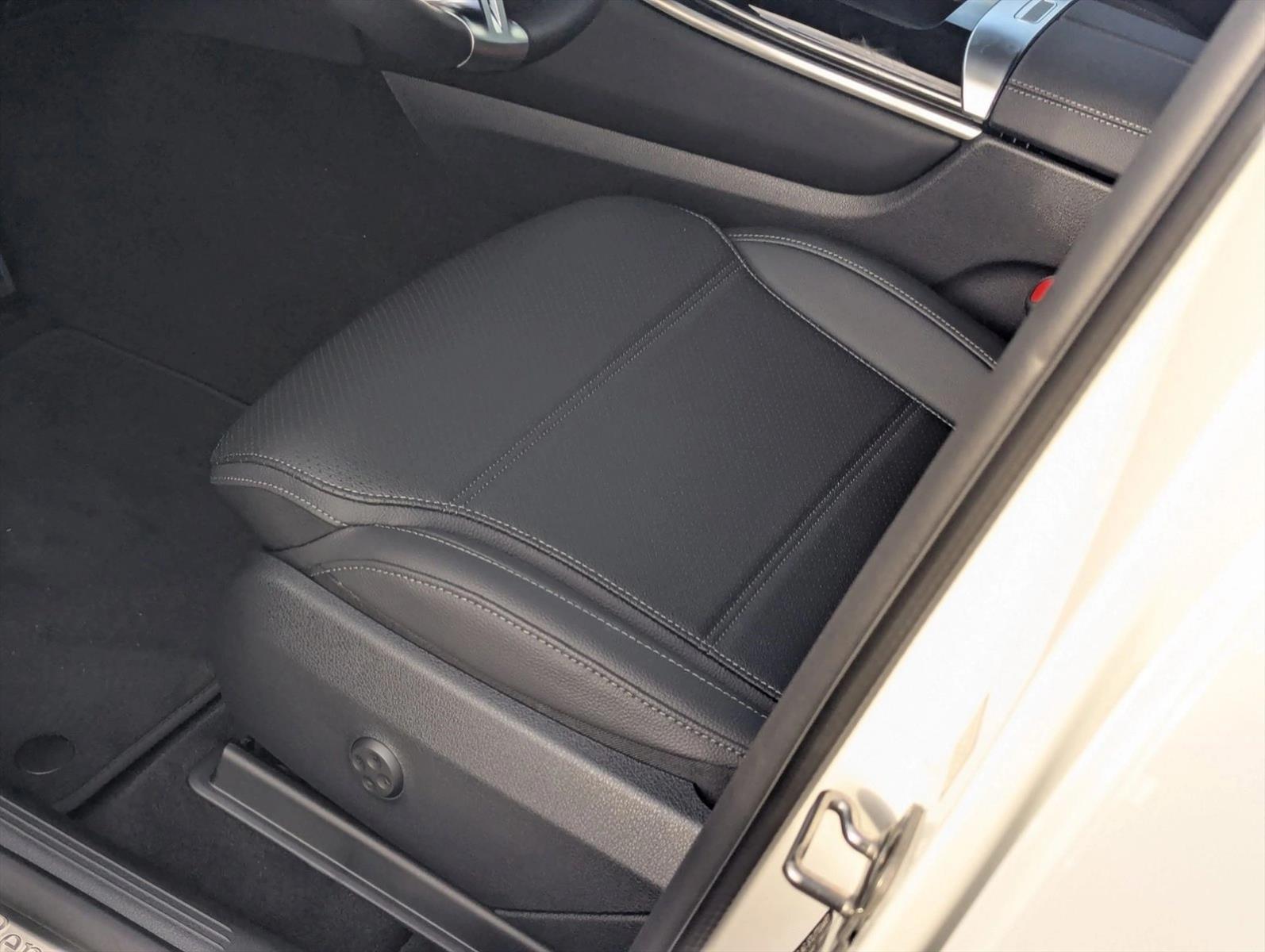 2026 Mercedes Benz GLC 300 photo 4