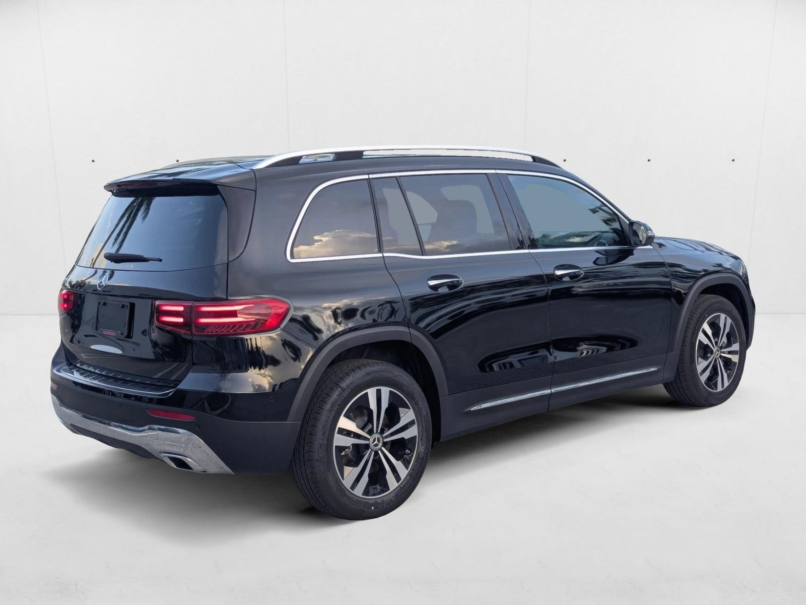 2025 Mercedes Benz GLB 250 photo 2