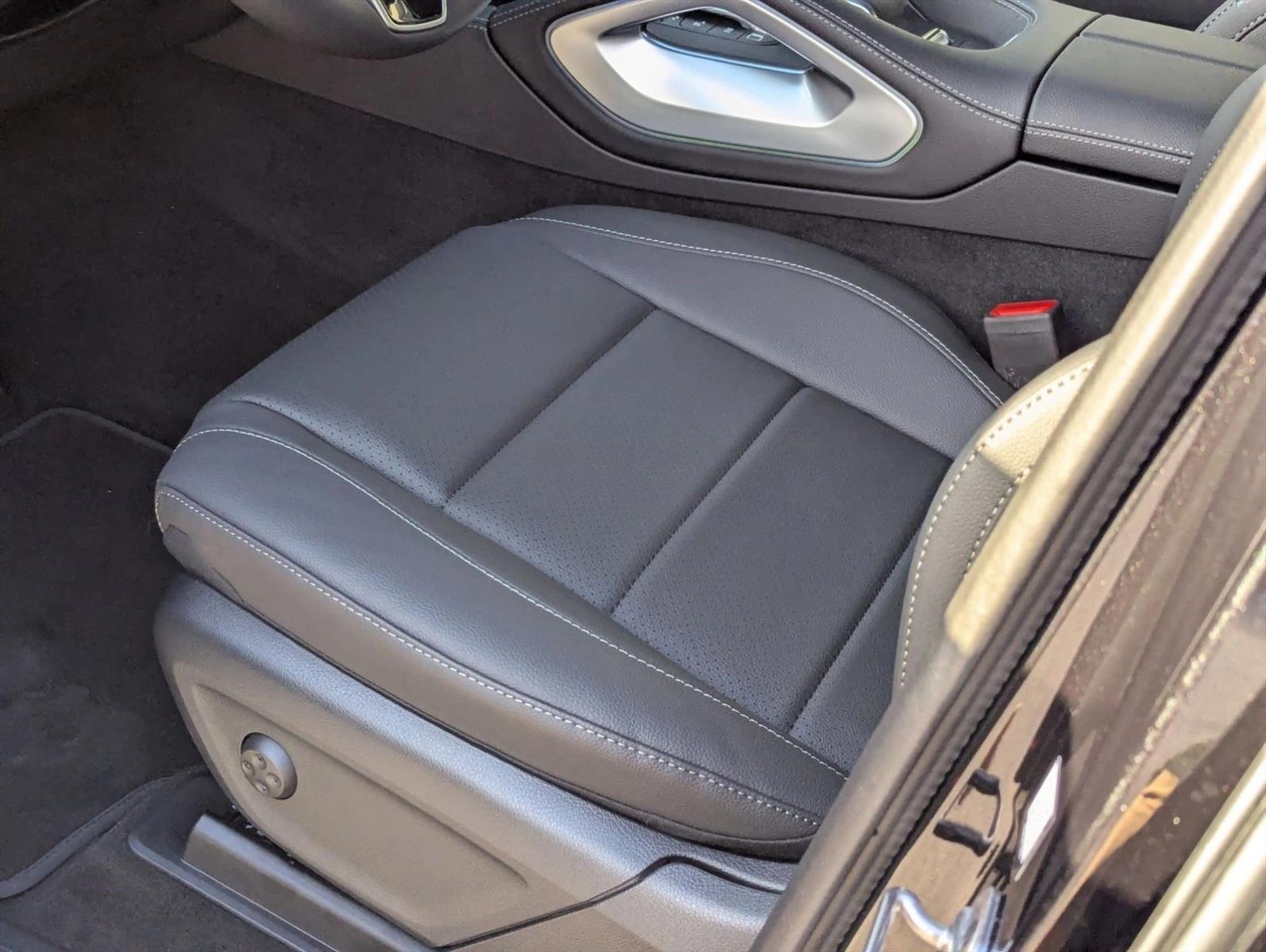 2025 Mercedes Benz GLS 450 4MATIC photo 4