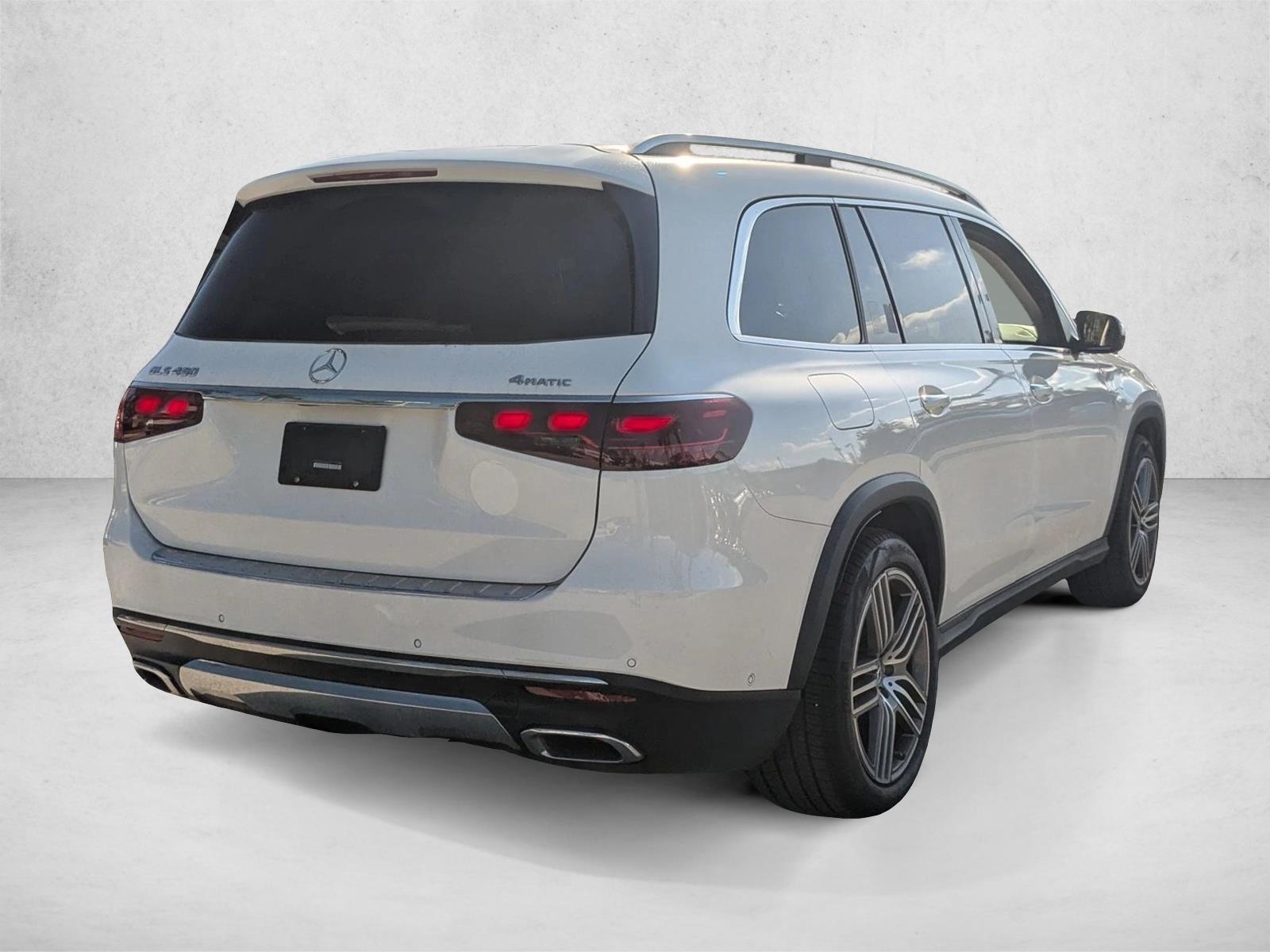 2024 Mercedes Benz GLS 4MATIC photo 2