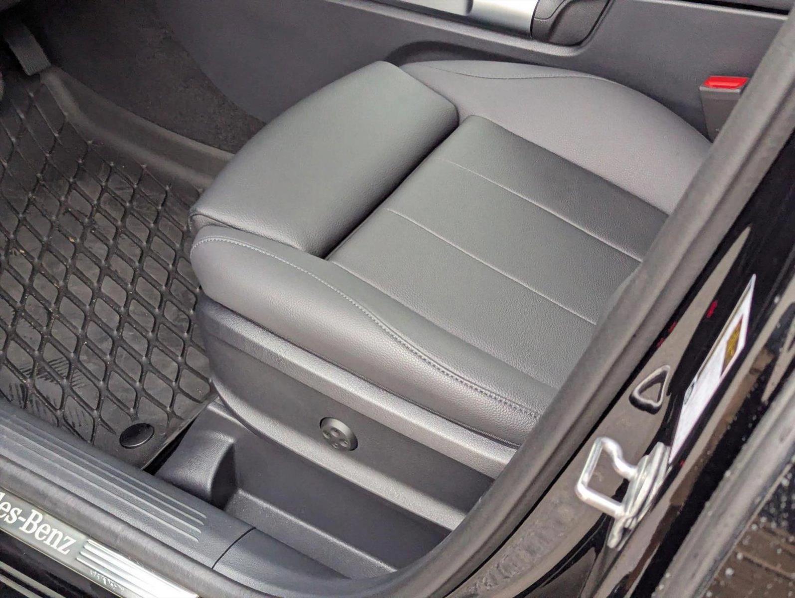 2025 Mercedes Benz GLB 250 photo 2