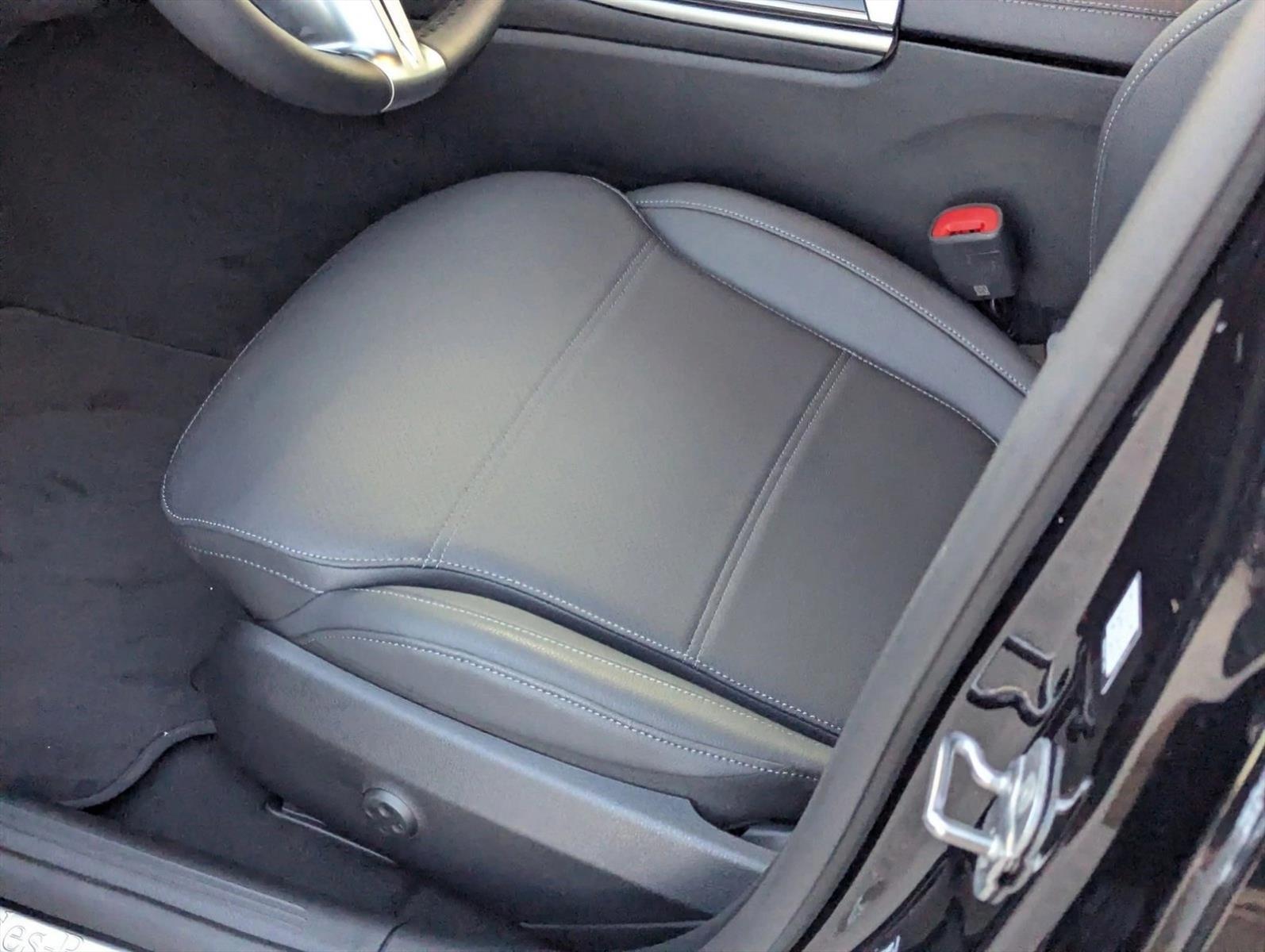 2025 Mercedes Benz C 300 Sedan photo 4