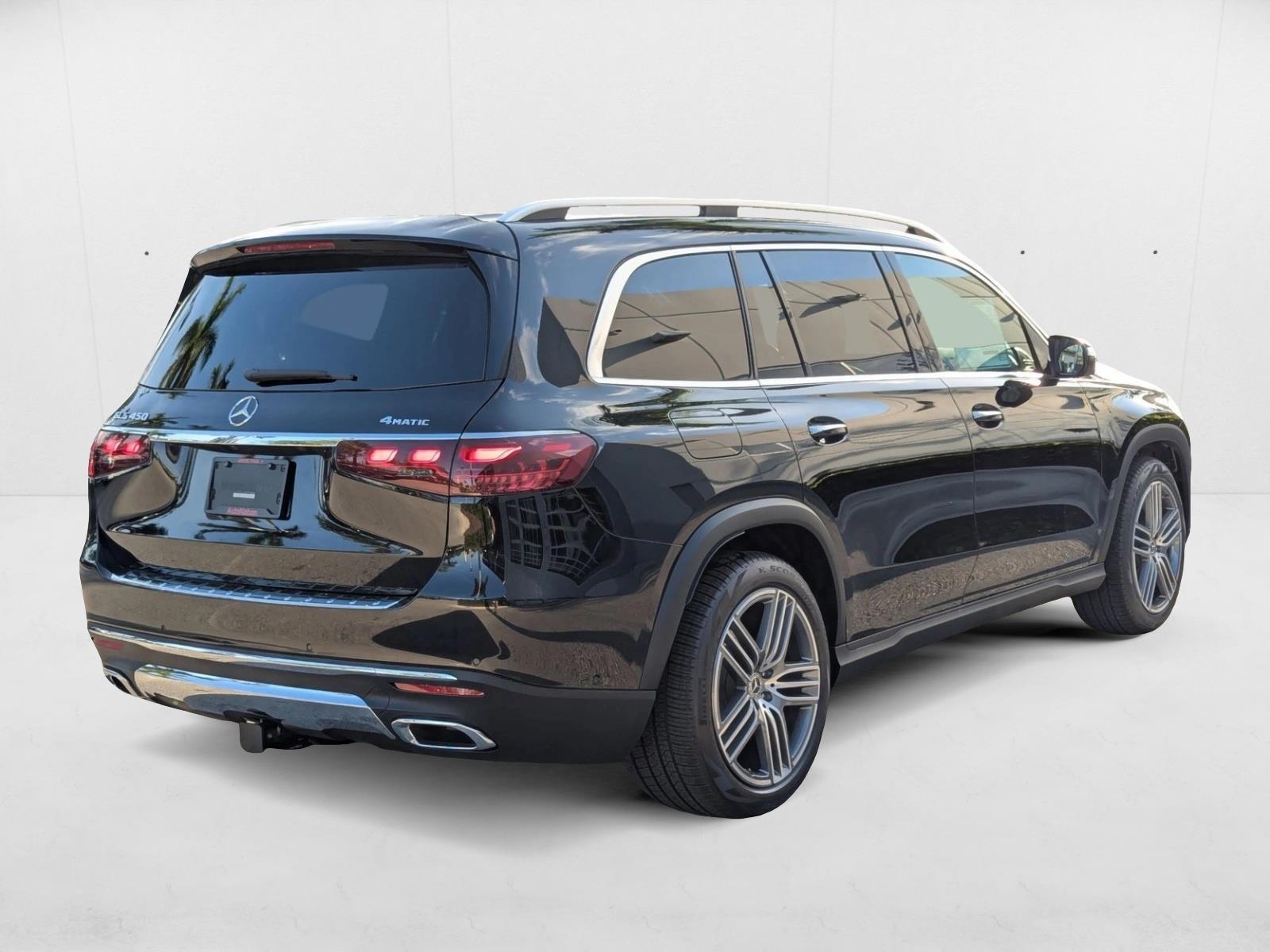 2025 Mercedes Benz GLS 450 4MATIC photo 2
