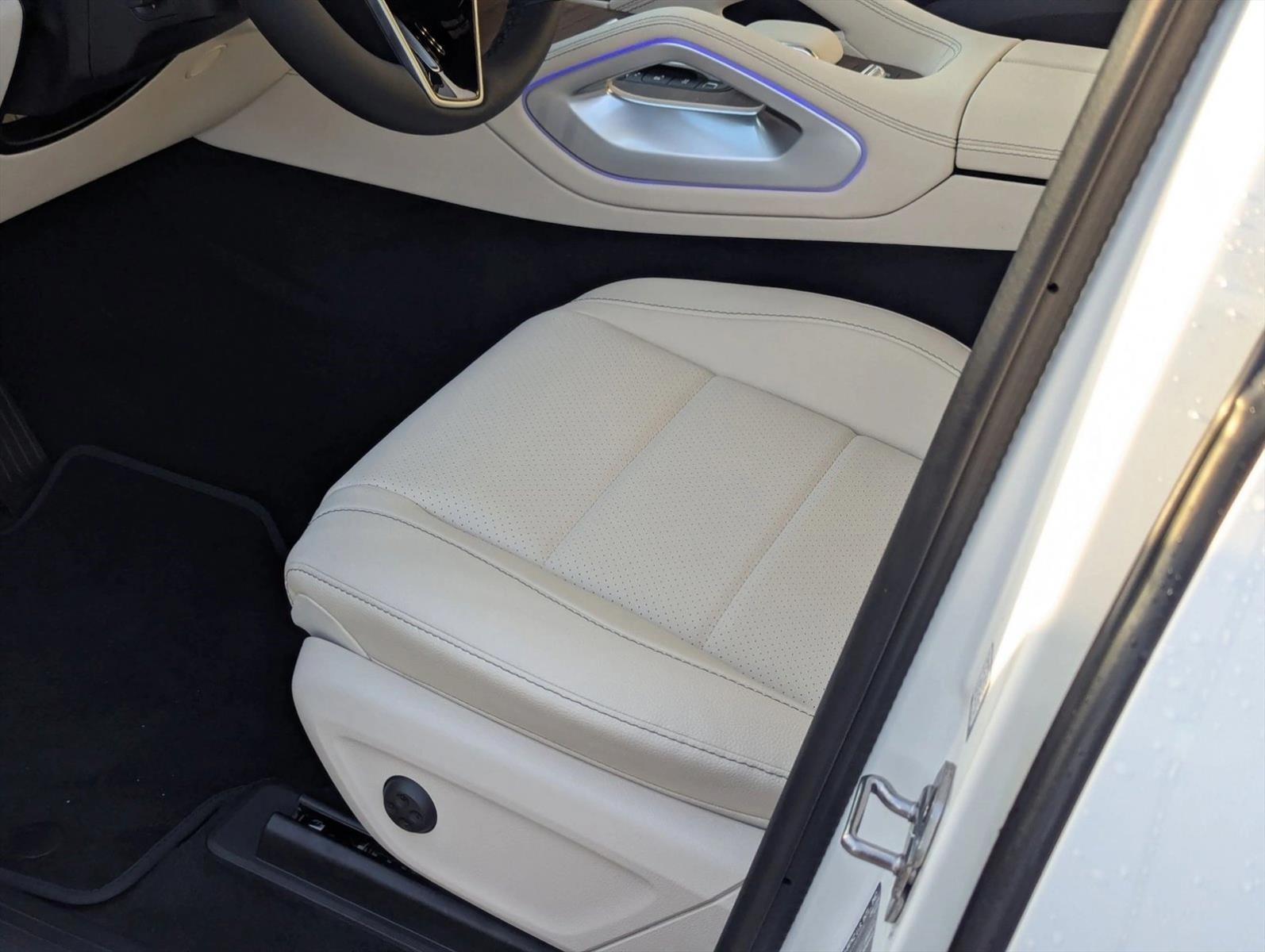 2025 Mercedes Benz GLS 450 4MATIC photo 4