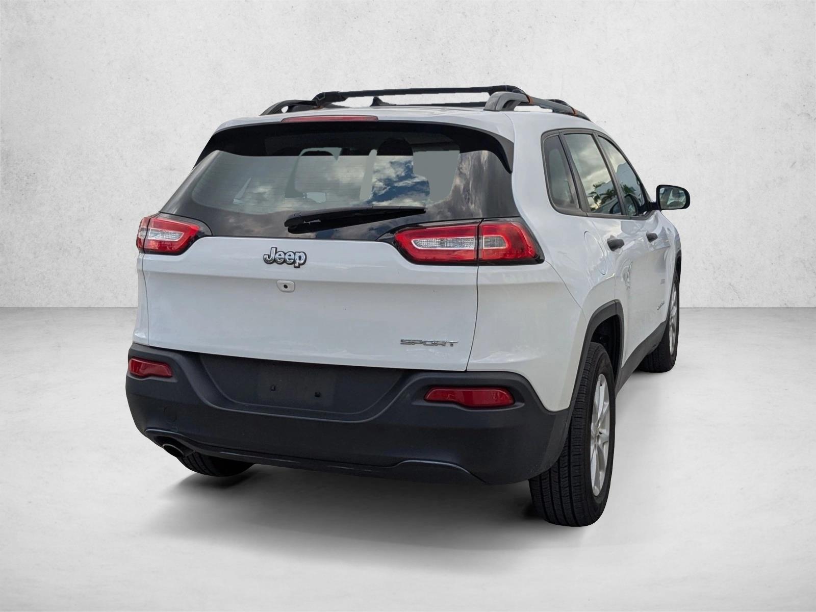 2015 Jeep Cherokee Sport photo 3