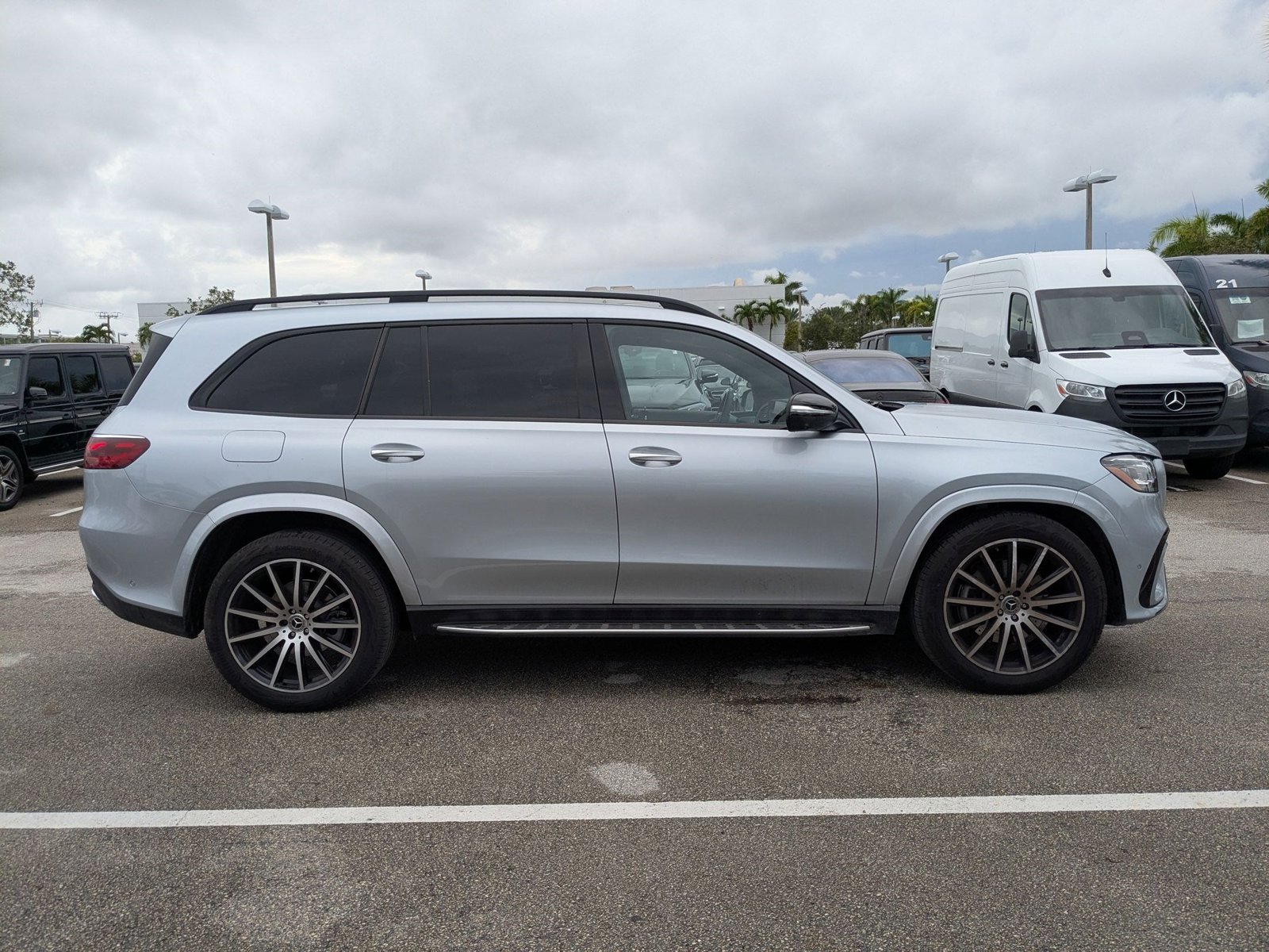2025 Mercedes Benz GLS 450 4MATIC photo 2
