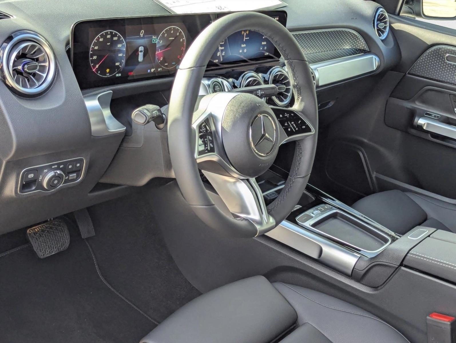2025 Mercedes Benz GLB 250 photo 3