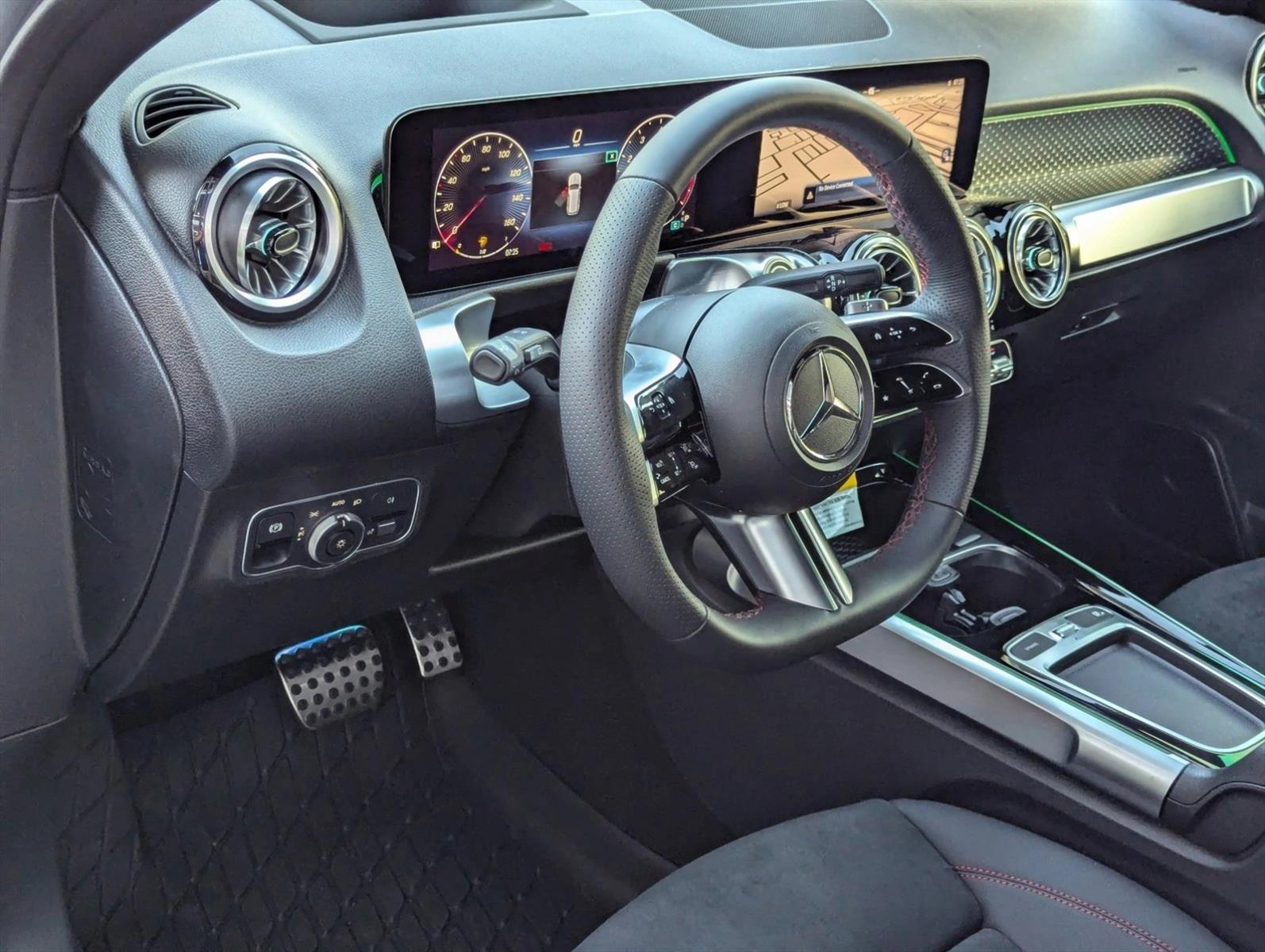 2025 Mercedes Benz GLB 250 photo 3