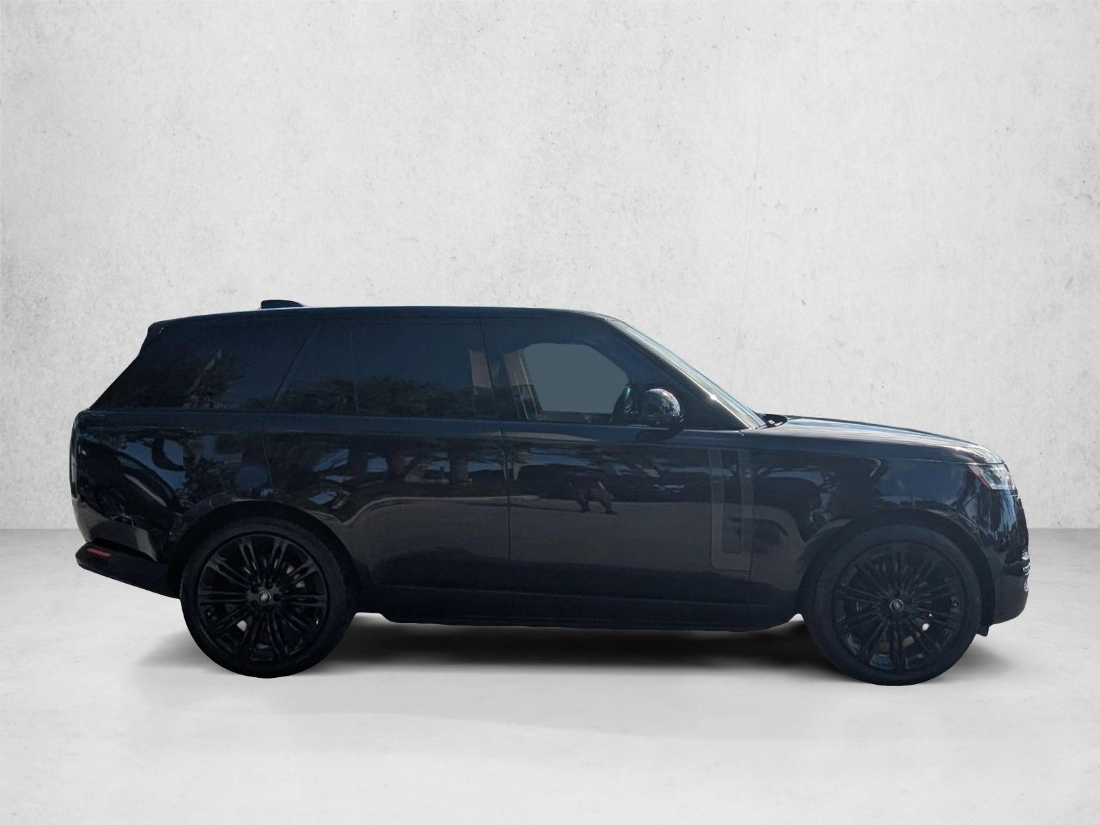 2024 Land Rover Range Rover SE photo 4