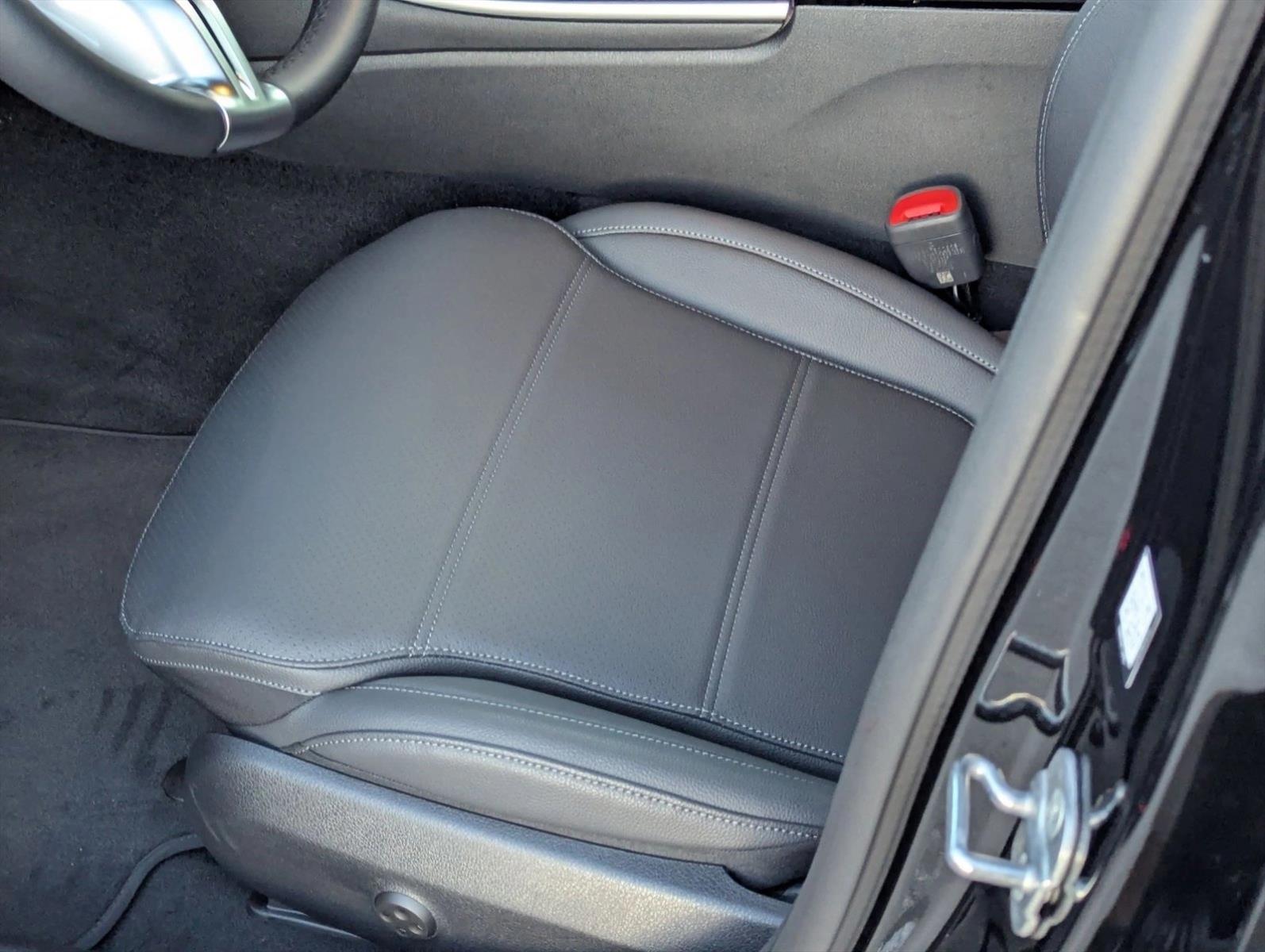 2025 Mercedes Benz C 300 Sedan photo 4