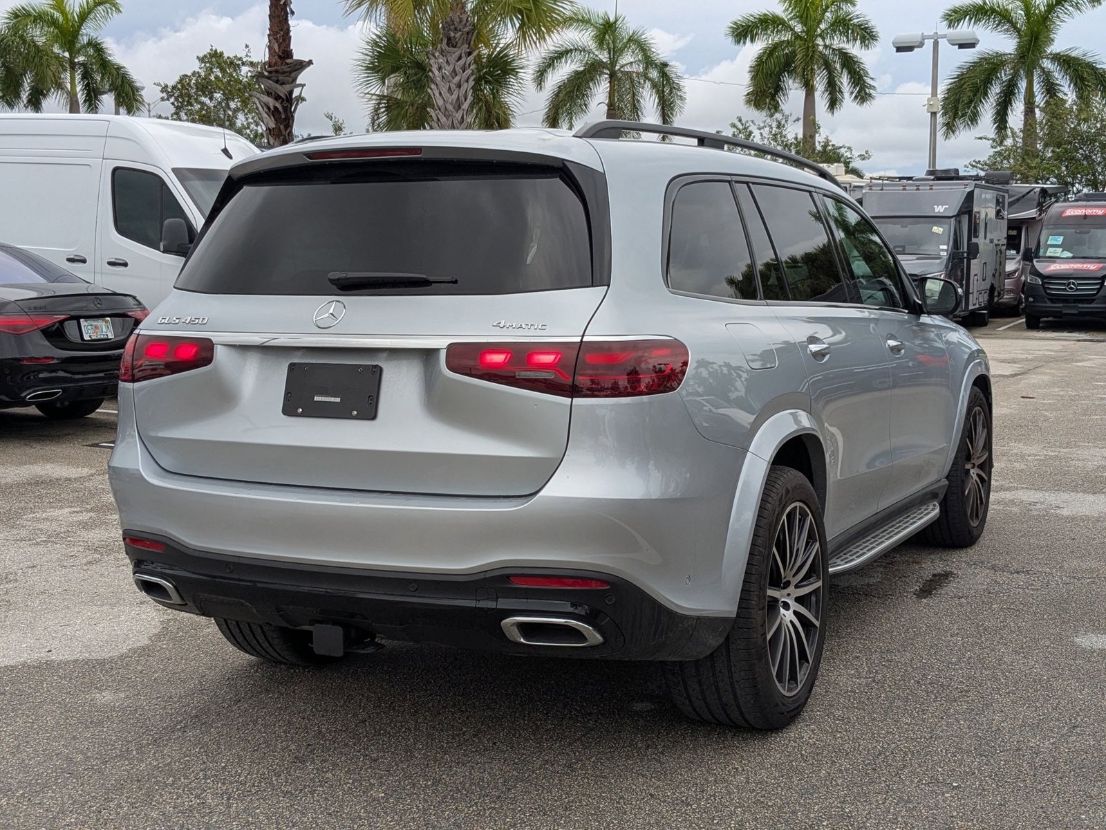 2025 Mercedes Benz GLS 450 4MATIC photo 3