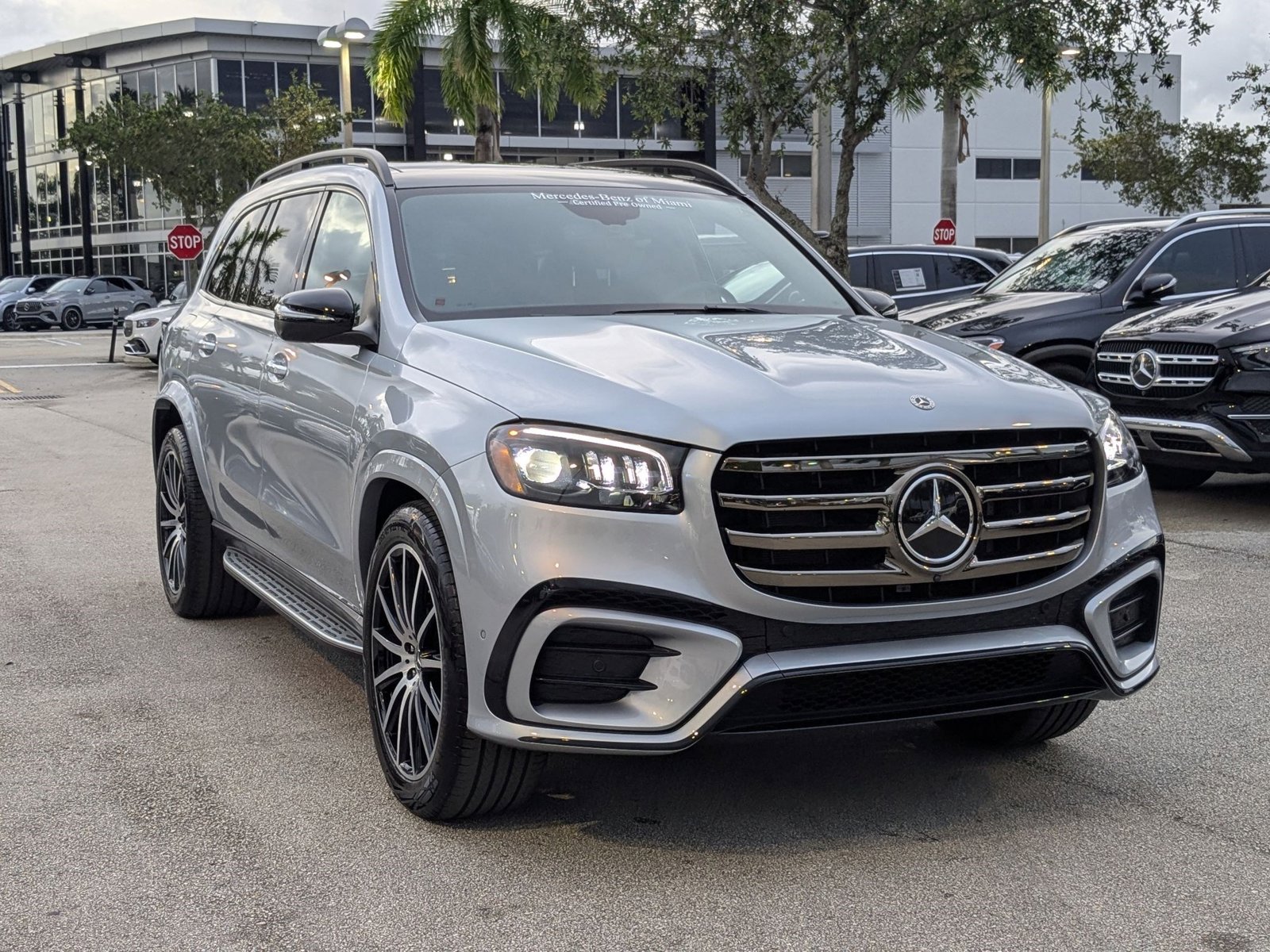2025 Mercedes Benz GLS 450 4MATIC photo 3