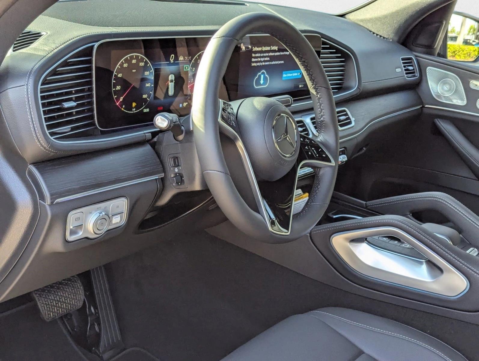 2025 Mercedes Benz GLS 450 4MATIC photo 2
