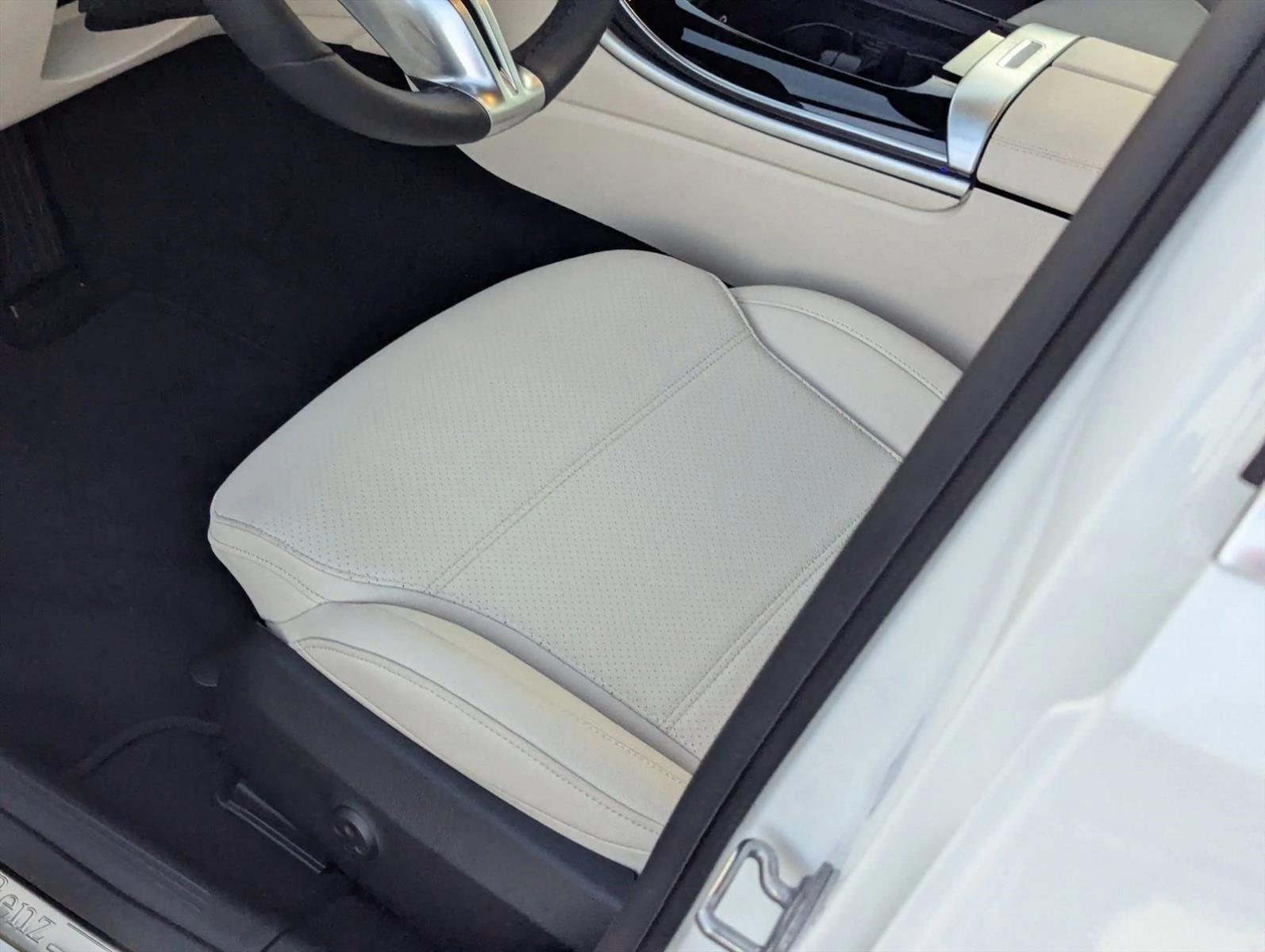 2025 Mercedes Benz C 300 Sedan photo 4