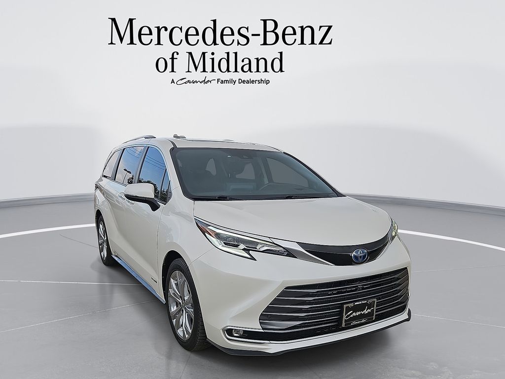 2021 Toyota Sienna Platinum 7-Passenger Hybrid FWD's photo