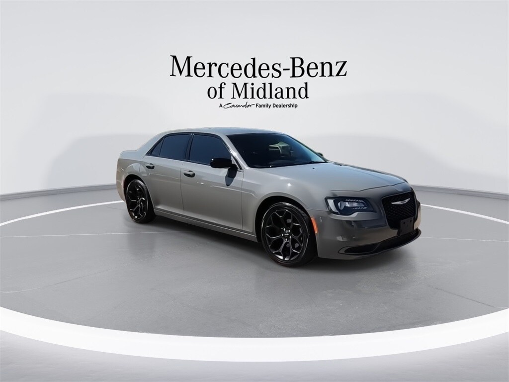 2019 Chrysler 300 Touring photo 2