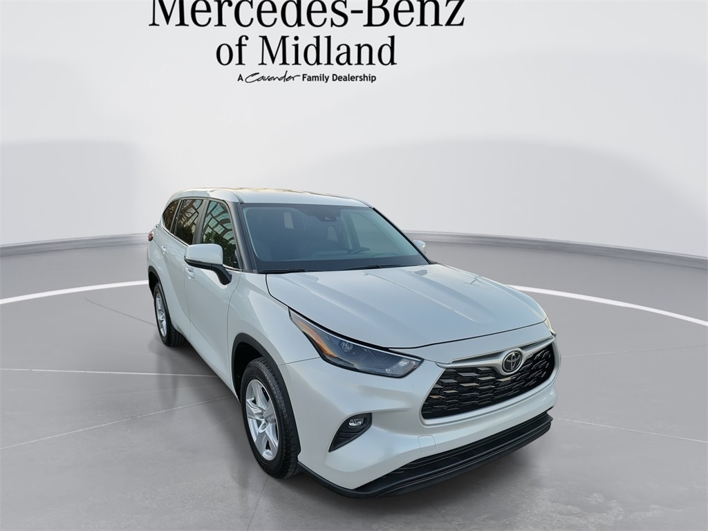 2023 Toyota Highlander LE's photo