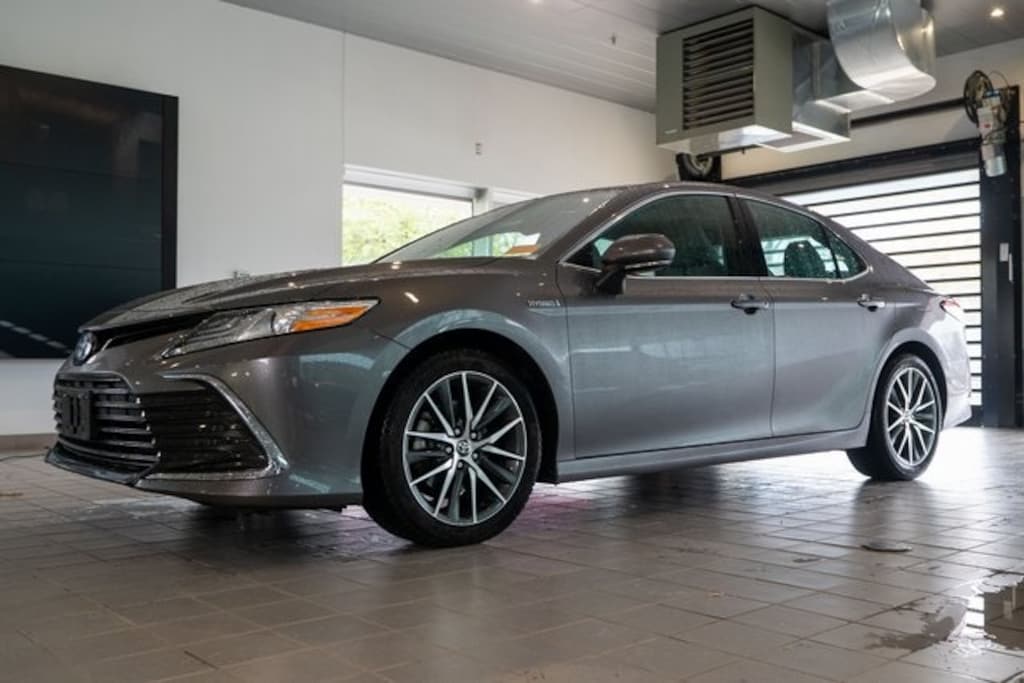 Used 2021 Toyota Camry Hybrid XLE Sedan