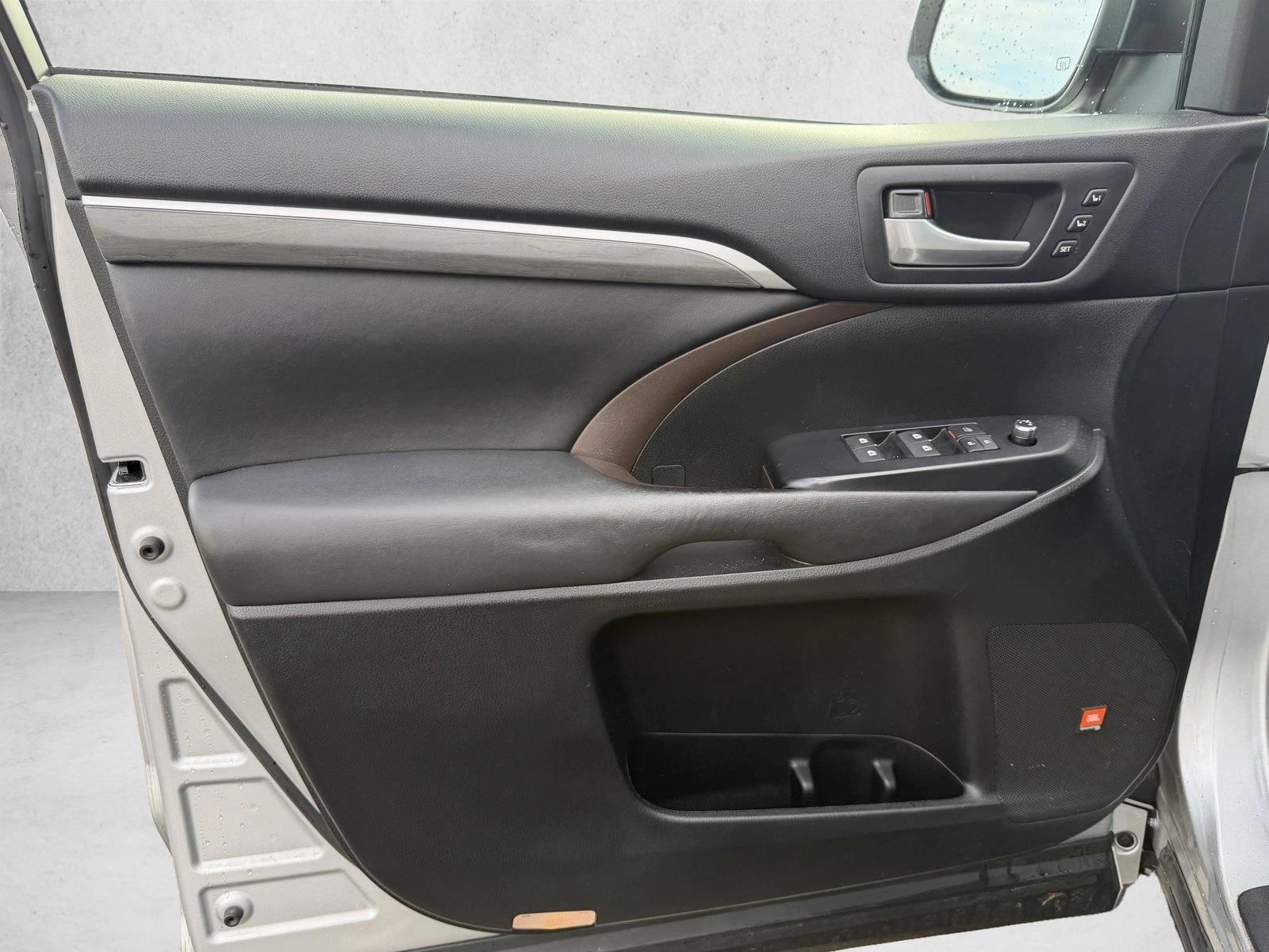 2017 TOYOTA HIGHLANDER - Image 12