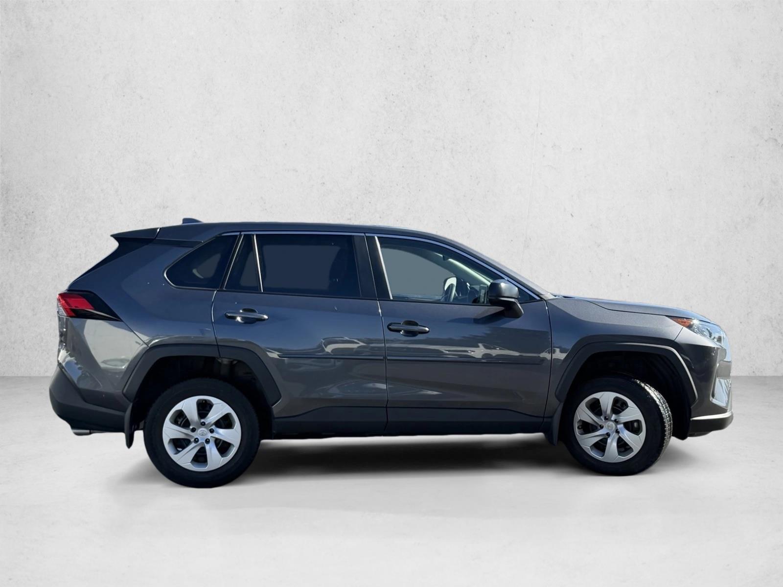 2022 Toyota RAV4 LE photo 4
