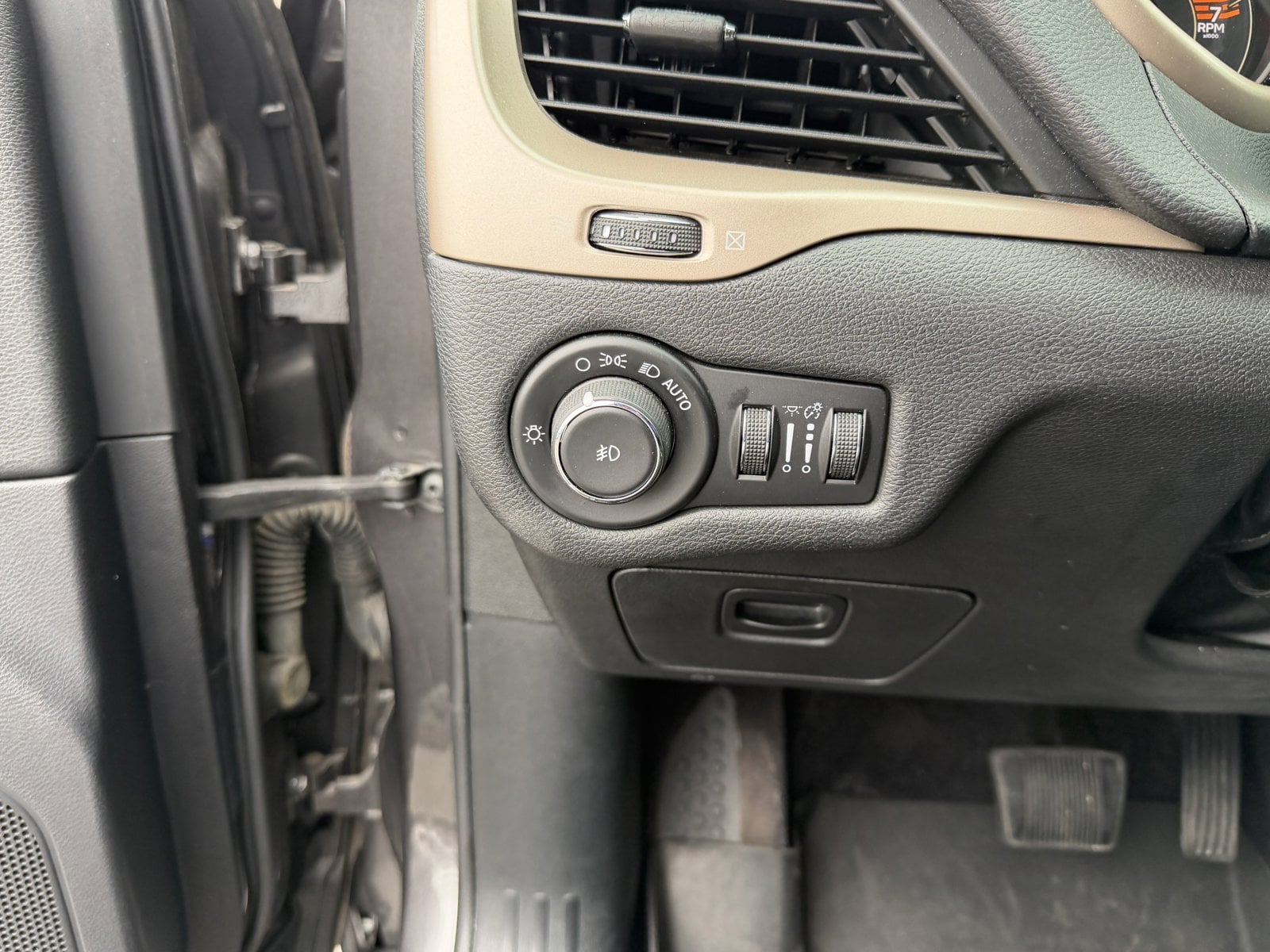 2017 JEEP CHEROKEE - Image 13