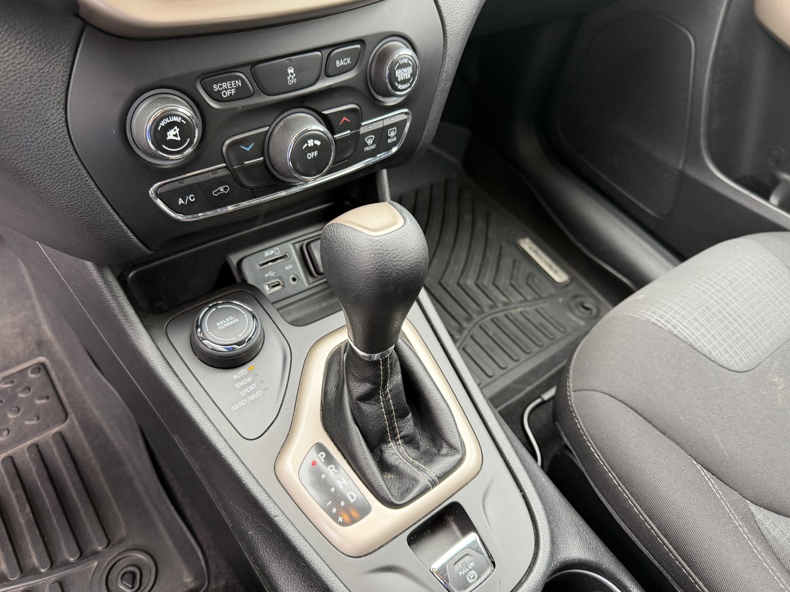 2017 JEEP CHEROKEE - Image 20