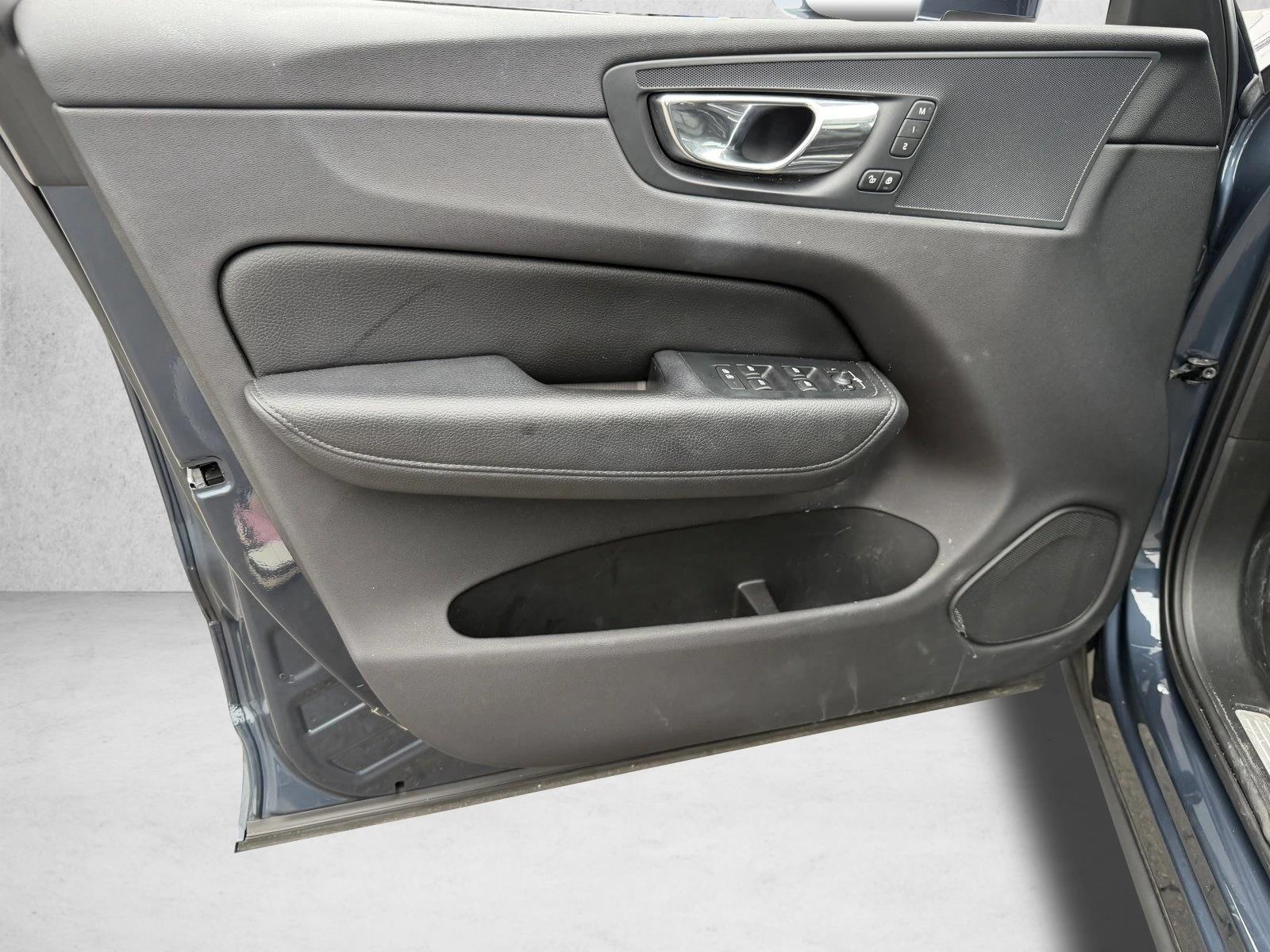 2018 VOLVO XC60 - Image 12