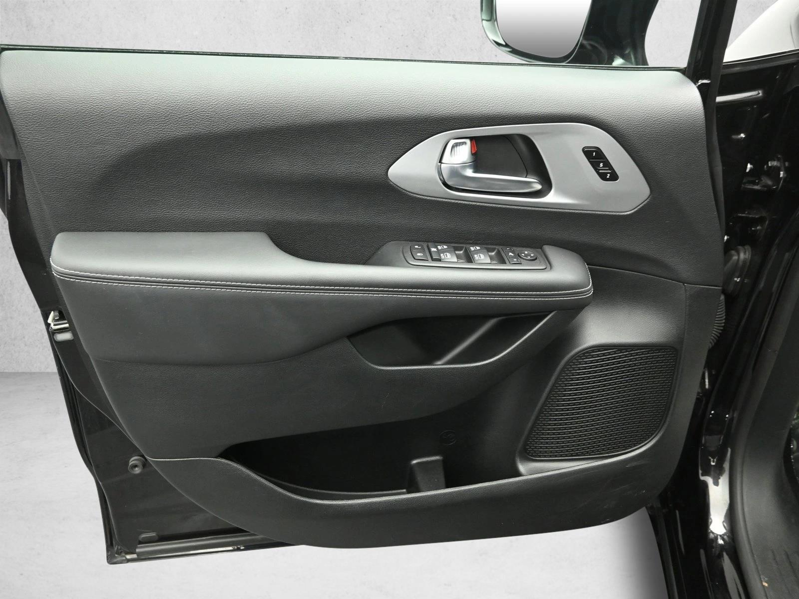 2025 CHRYSLER PACIFICA - Image 19