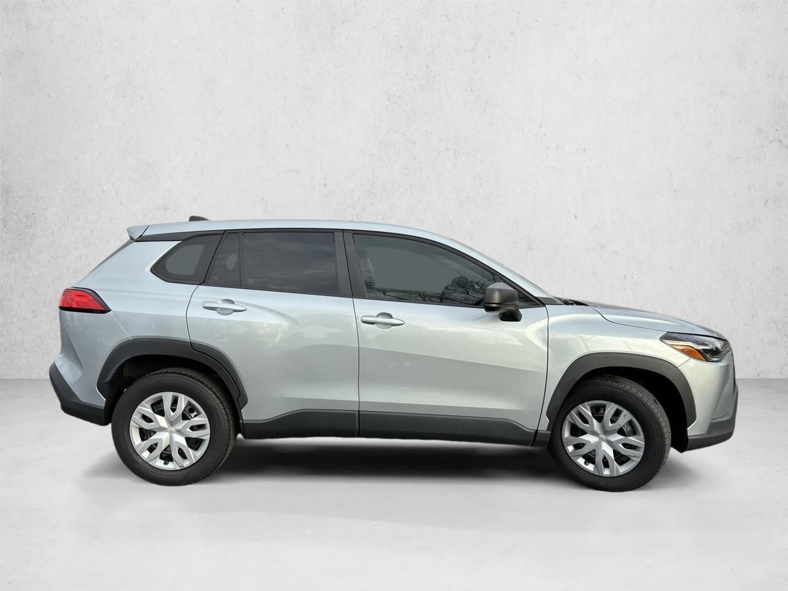 2022 Toyota Corolla Cross L photo 2