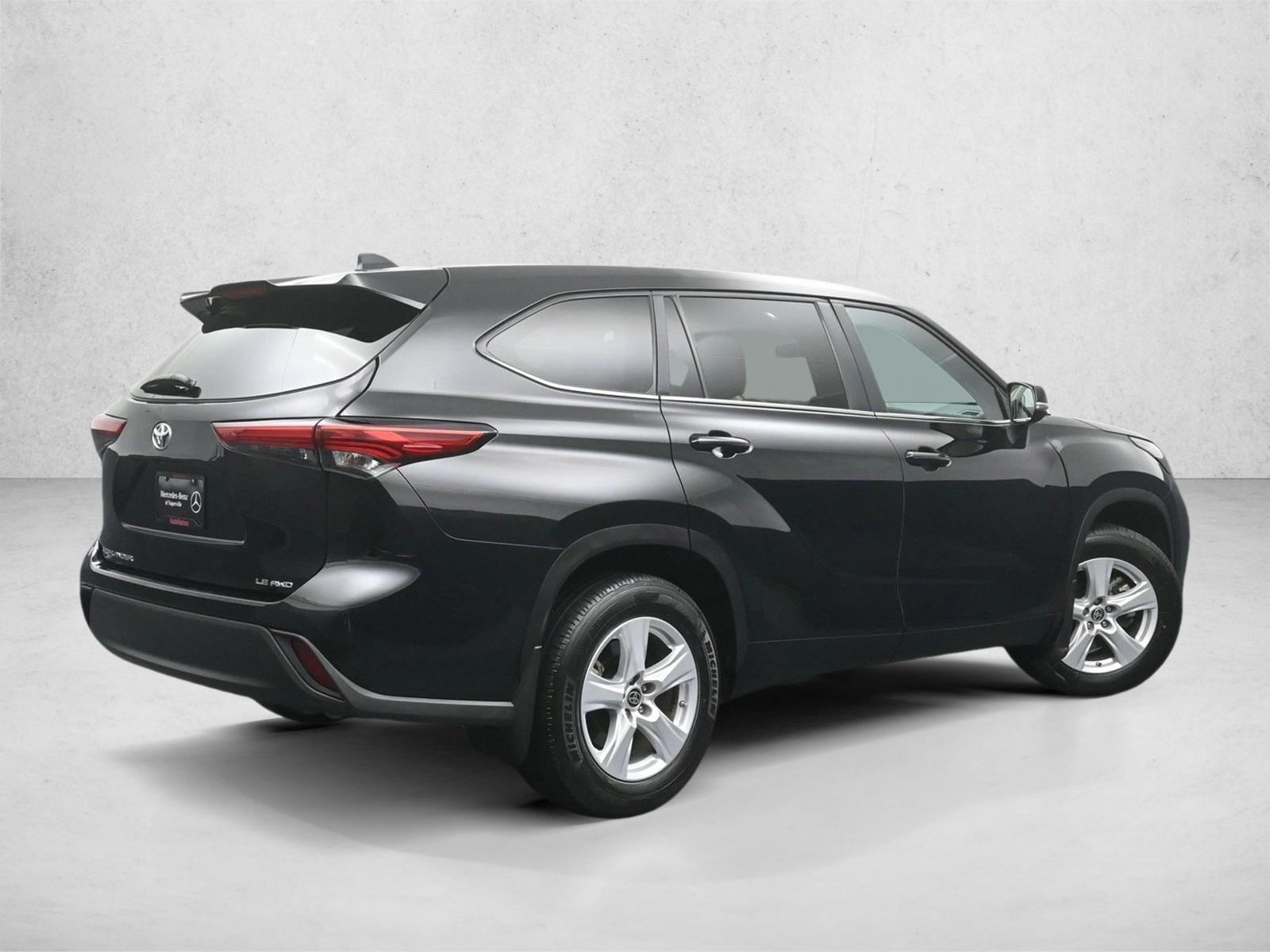 2023 Toyota Highlander LE photo 2