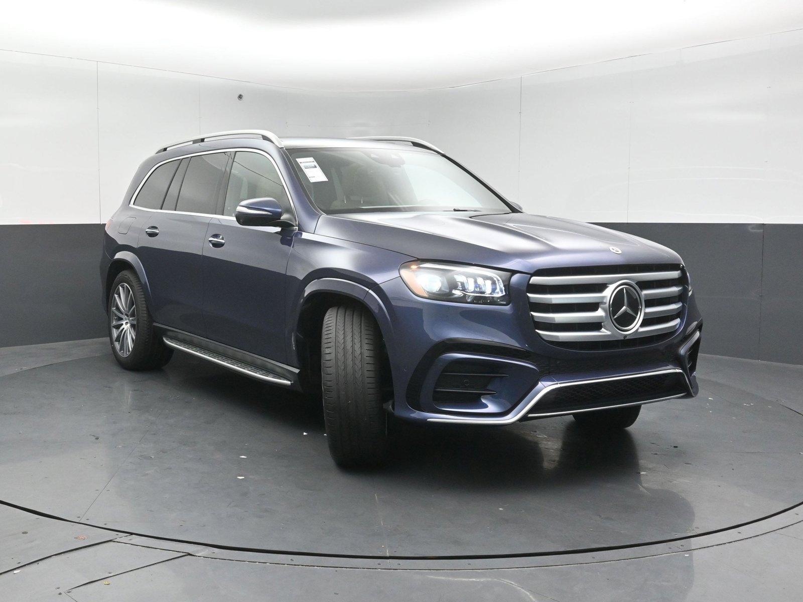 2026 Mercedes Benz GLS 450 4MATIC photo 3
