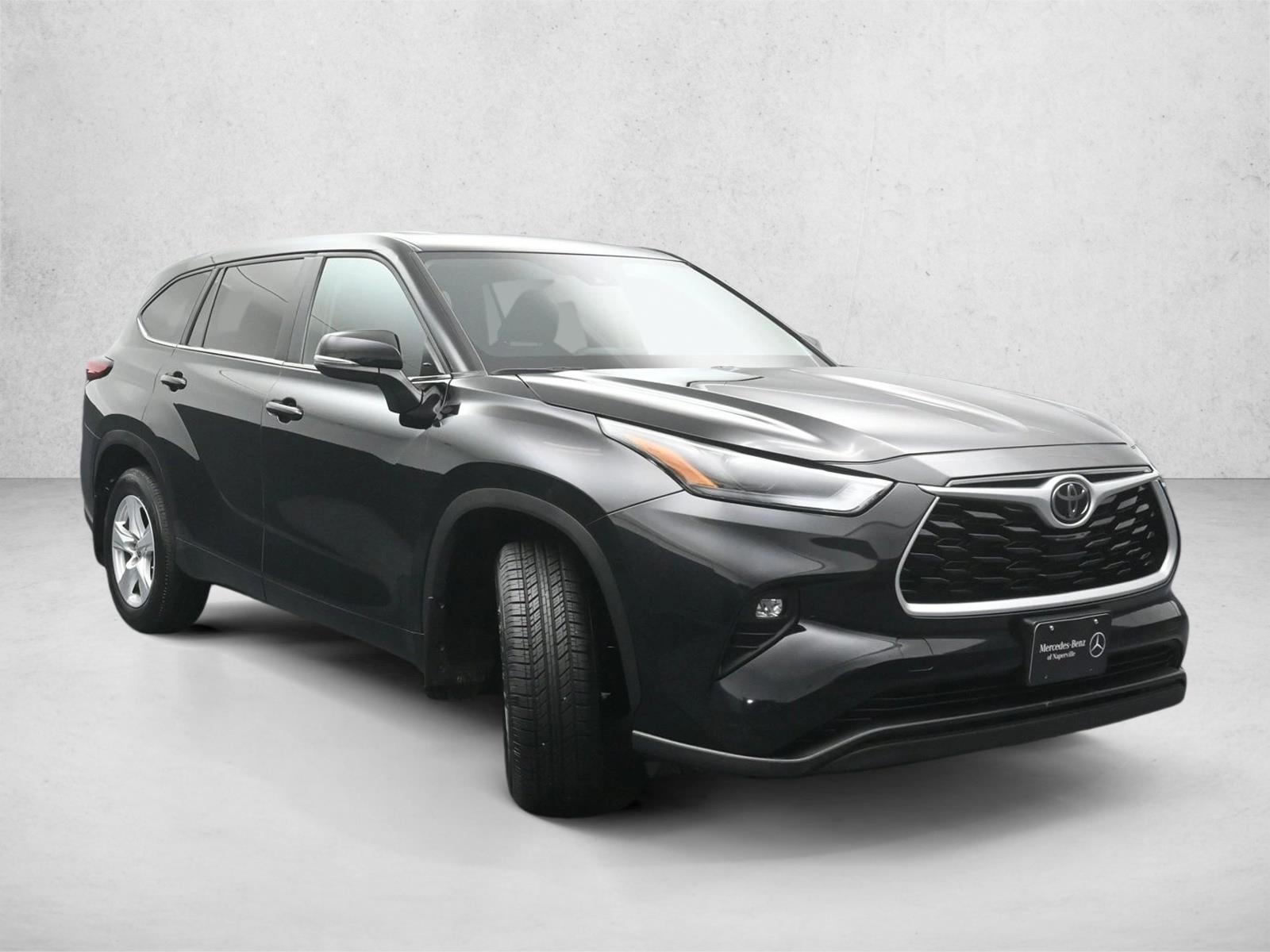 2023 Toyota Highlander LE photo 4