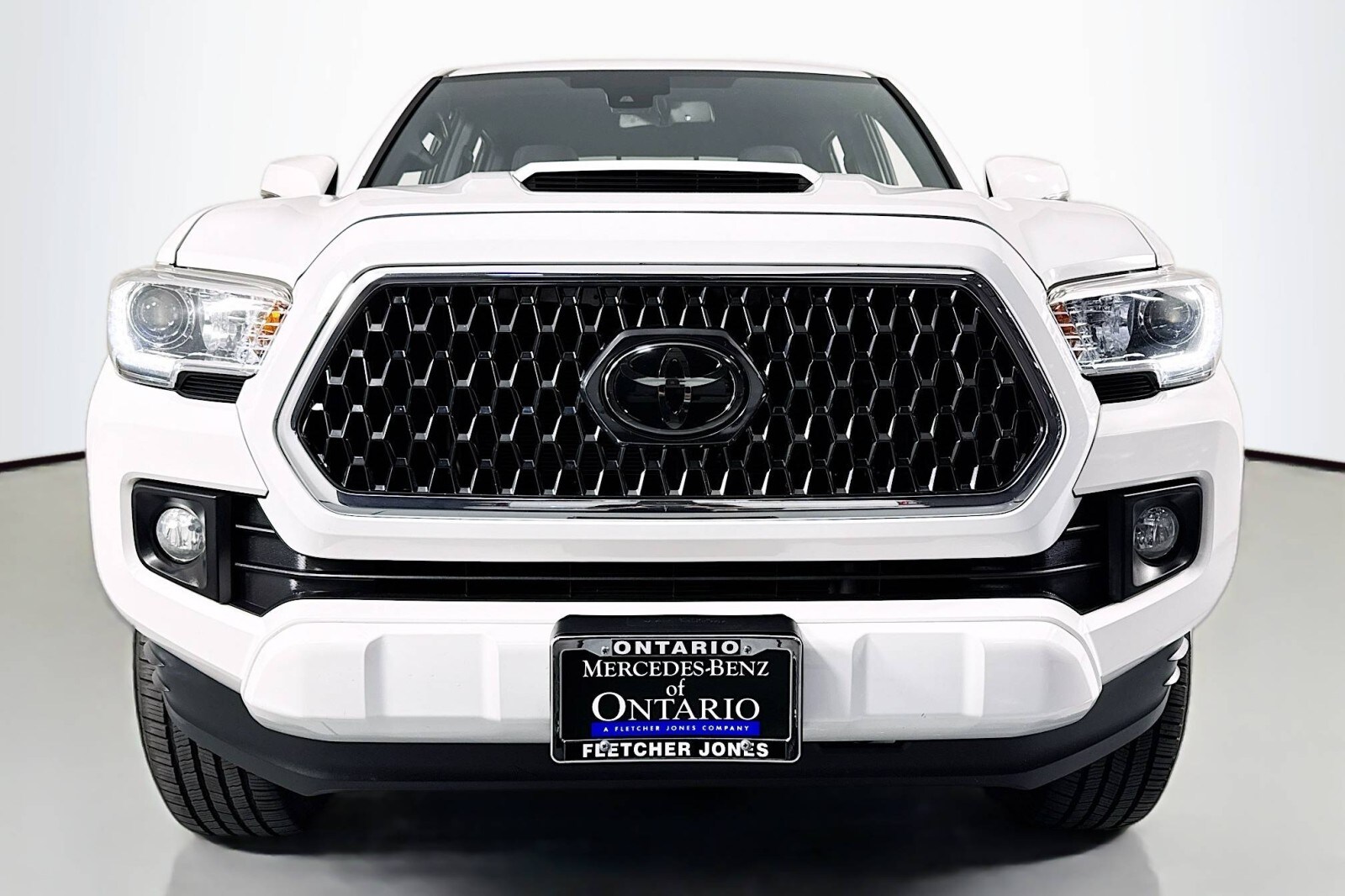 2018 Toyota Tacoma TRD Sport photo 2