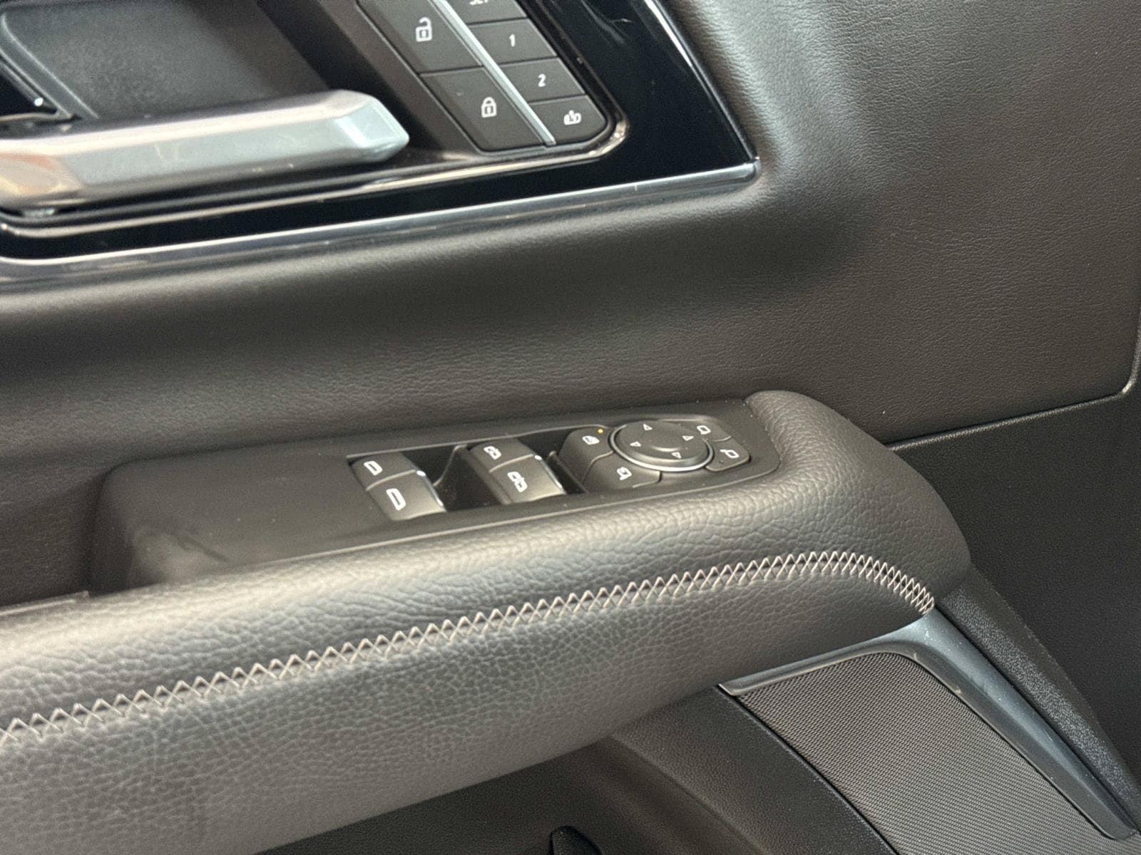 2025 GMC Yukon Denali - Photo 11