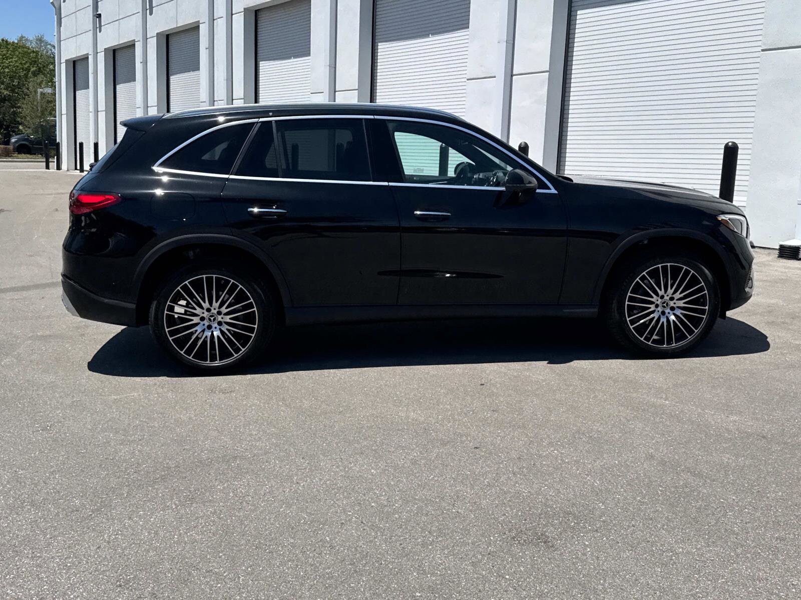 2025 Mercedes Benz GLC 300 photo 2