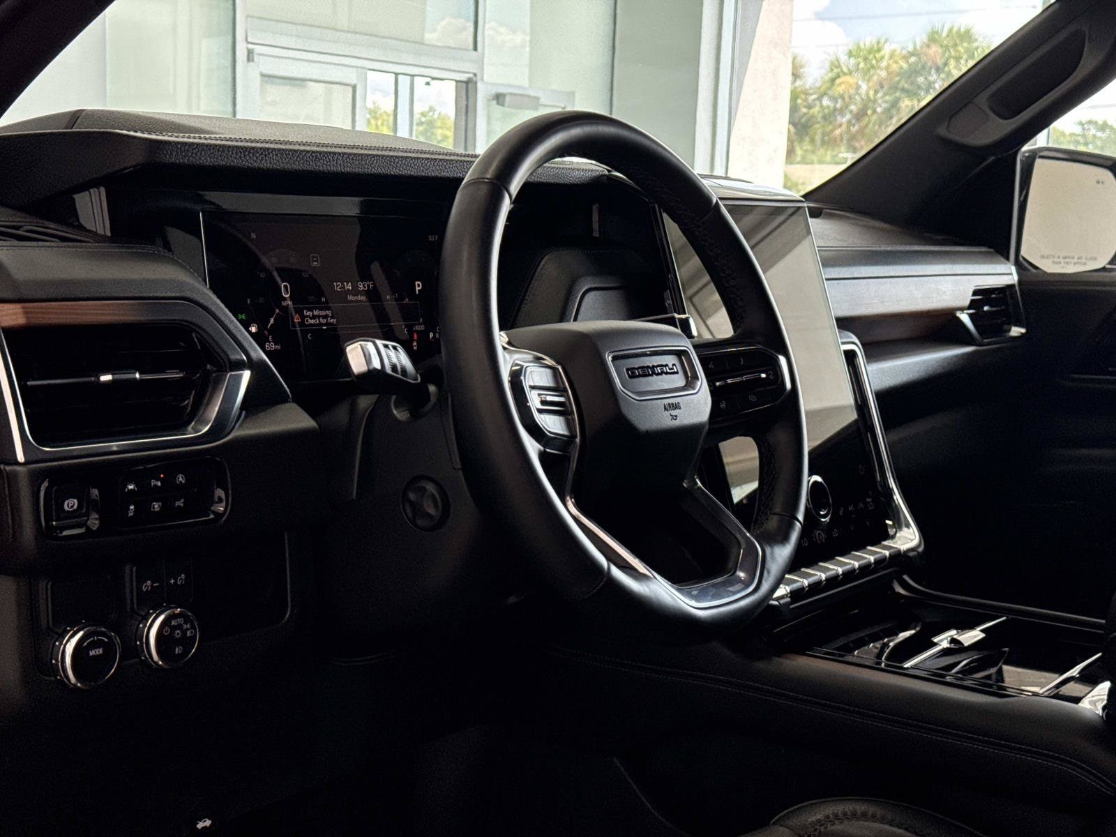 2025 GMC Yukon Denali - Photo 15
