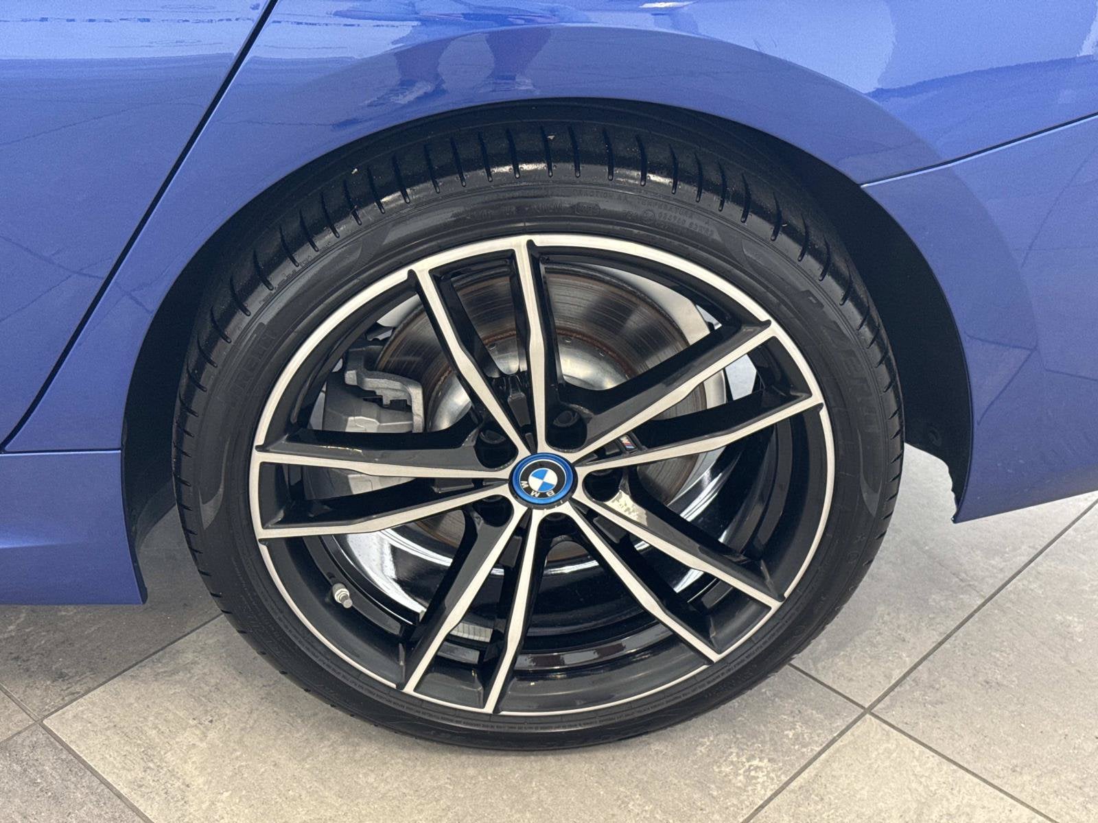 2024 BMW 3 Series 330e - Photo 9